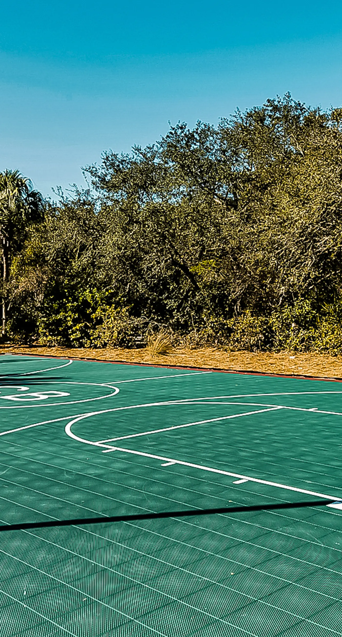 Charming beachfront getaway with a pool & sports courts - Snowbird-friendly