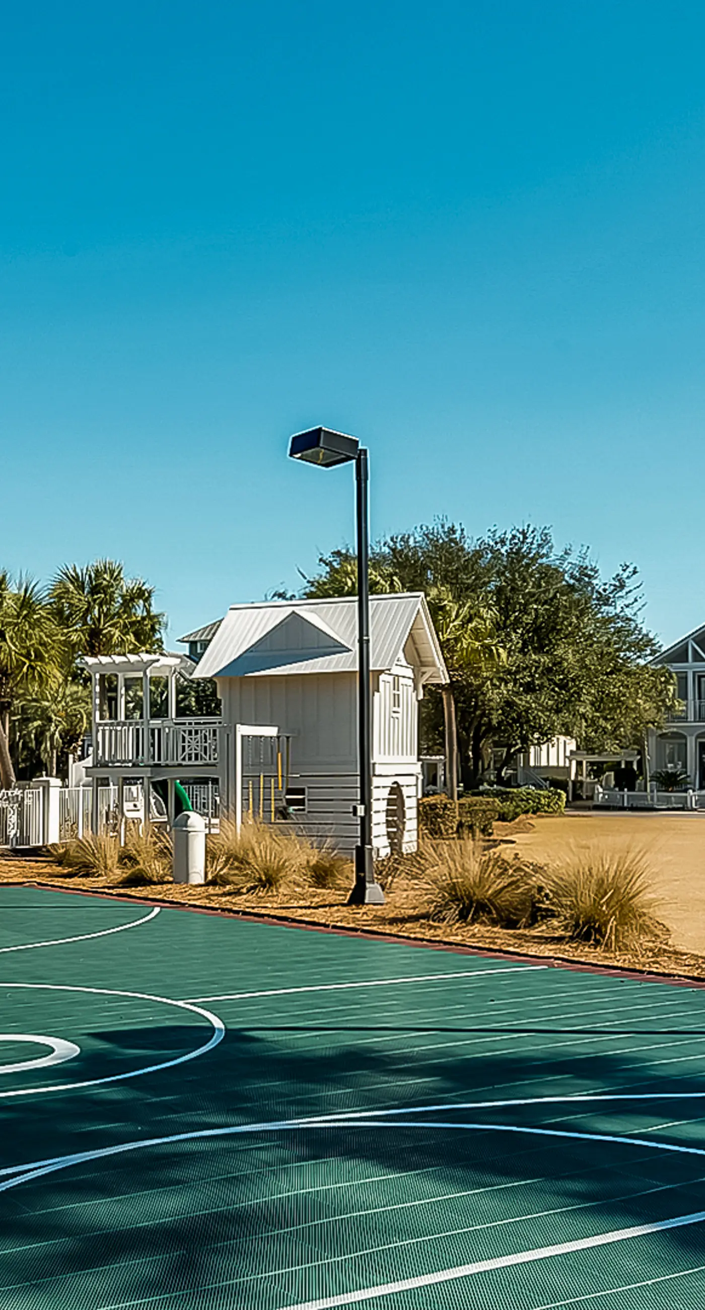 Charming beachfront getaway with a pool & sports courts - Snowbird-friendly