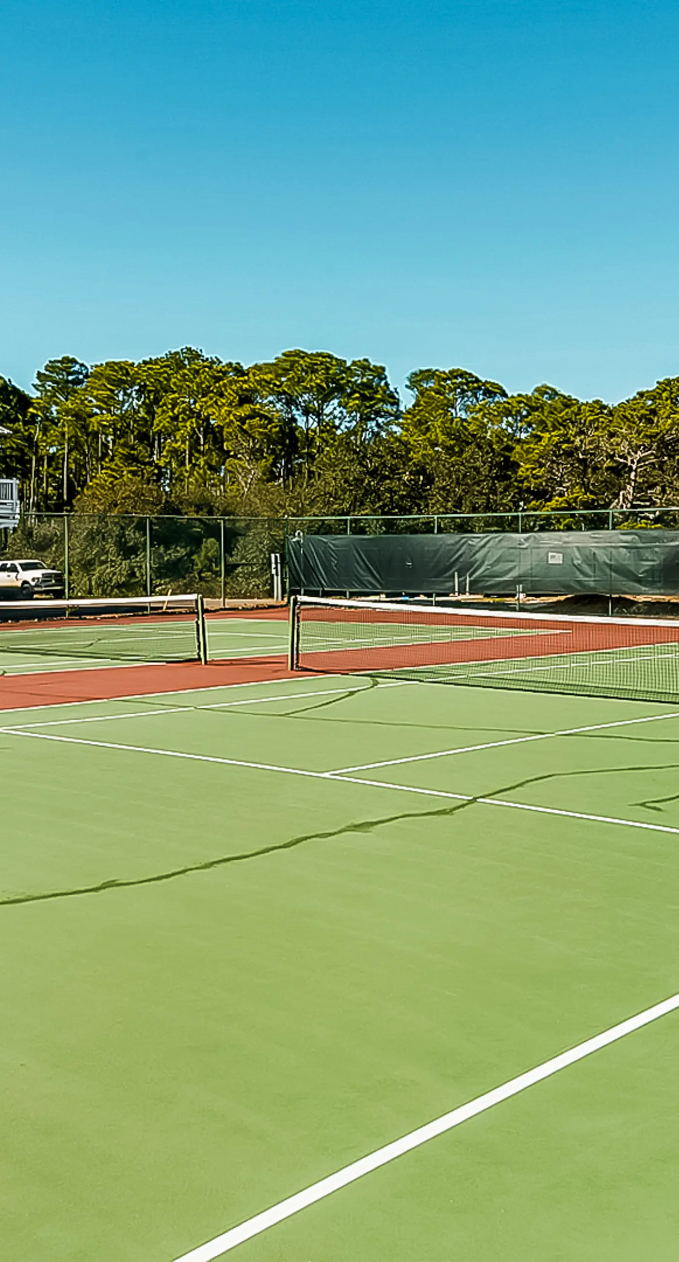 Charming beachfront getaway with a pool & sports courts - Snowbird-friendly