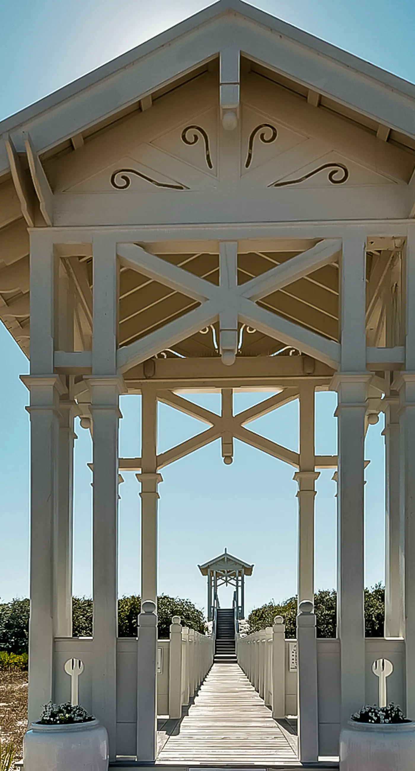 Charming beachfront getaway with a pool & sports courts - Snowbird-friendly