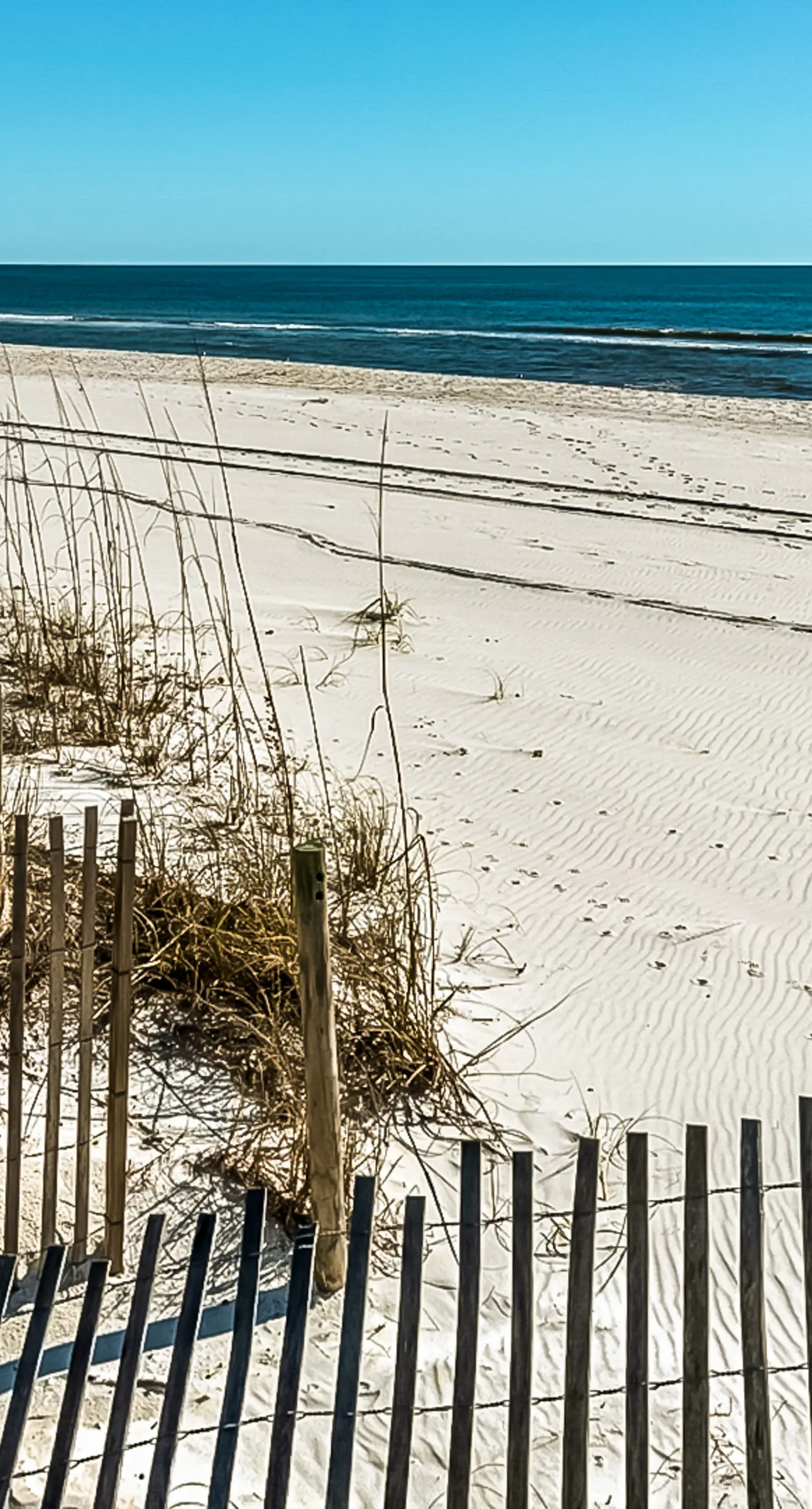 Charming beachfront getaway with a pool & sports courts - Snowbird-friendly