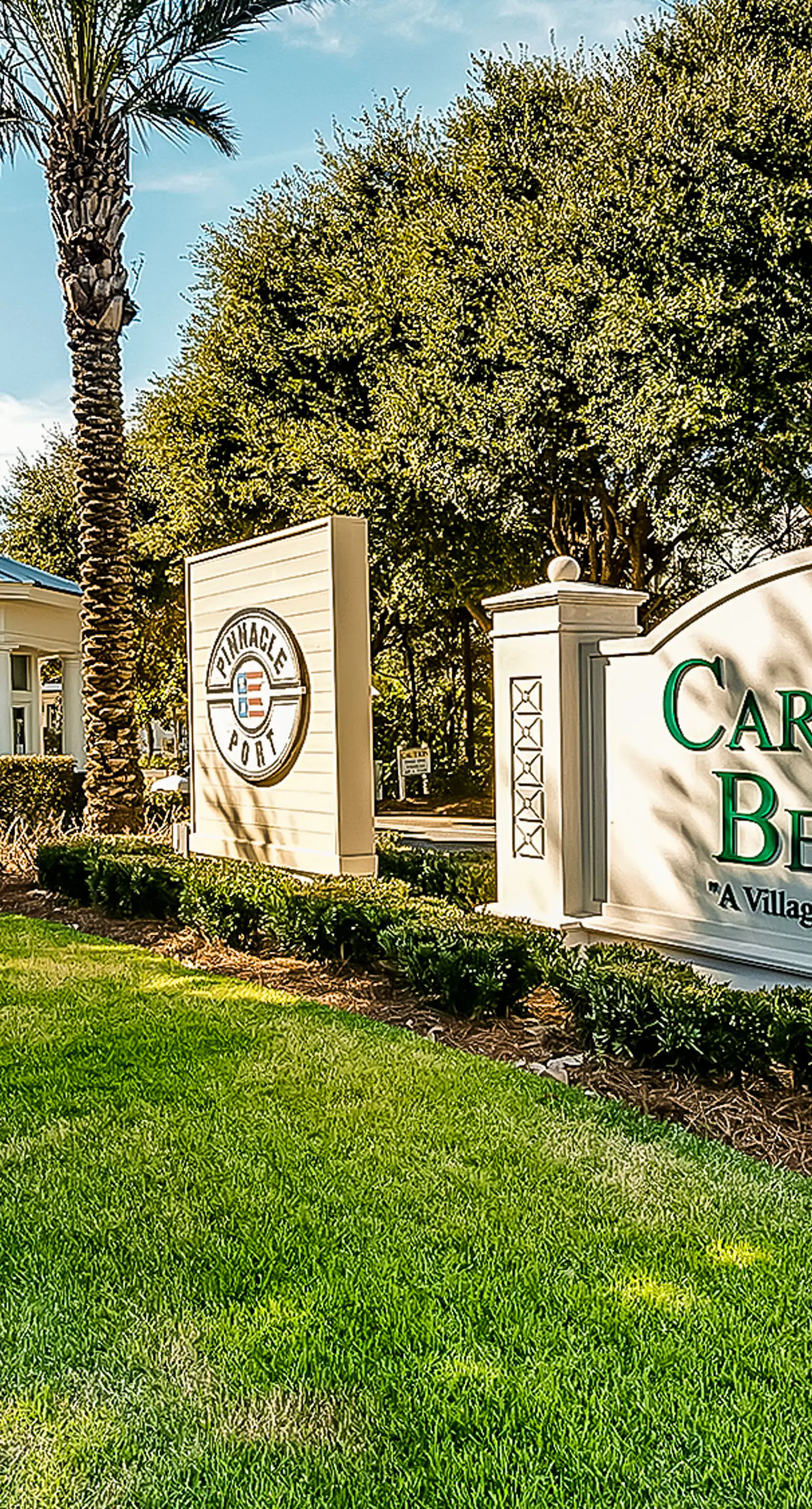 Charming beachfront getaway with a pool & sports courts - Snowbird-friendly