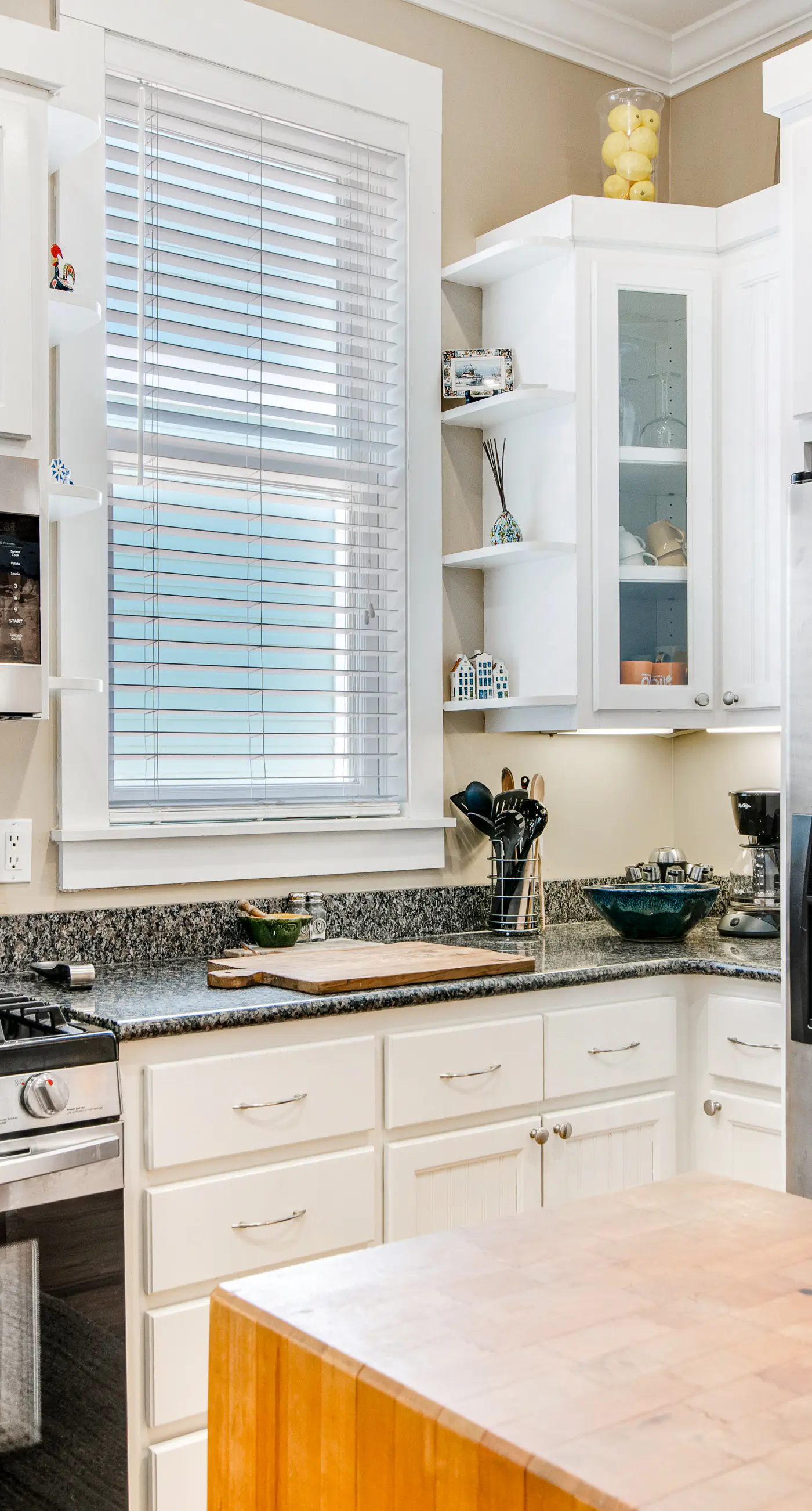 Beautiful, dog-friendly home with shared pools & complimentary beach chairs