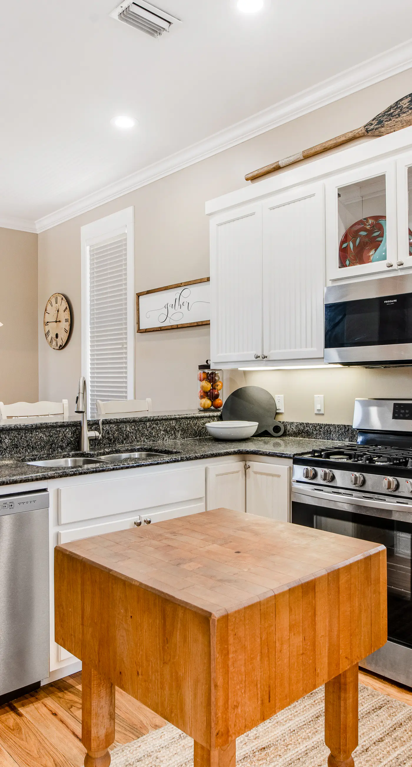 Beautiful, dog-friendly home with shared pools & complimentary beach chairs