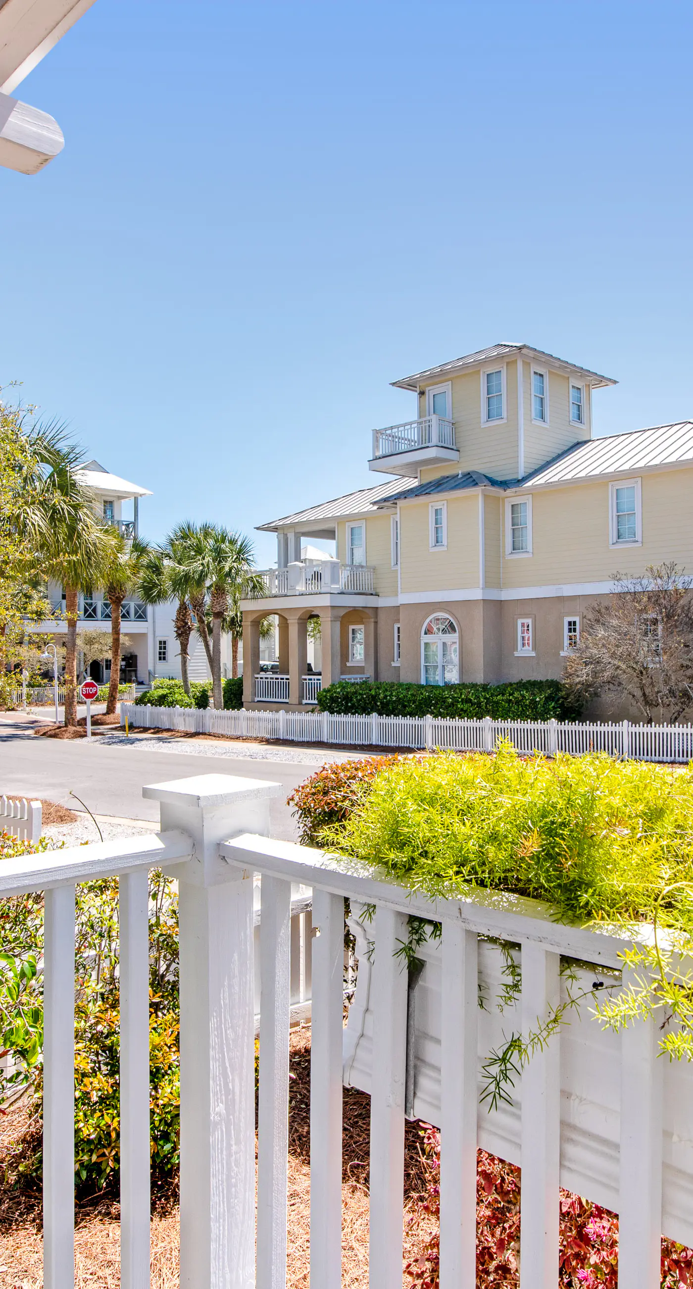 Beautiful, dog-friendly home with shared pools & complimentary beach chairs