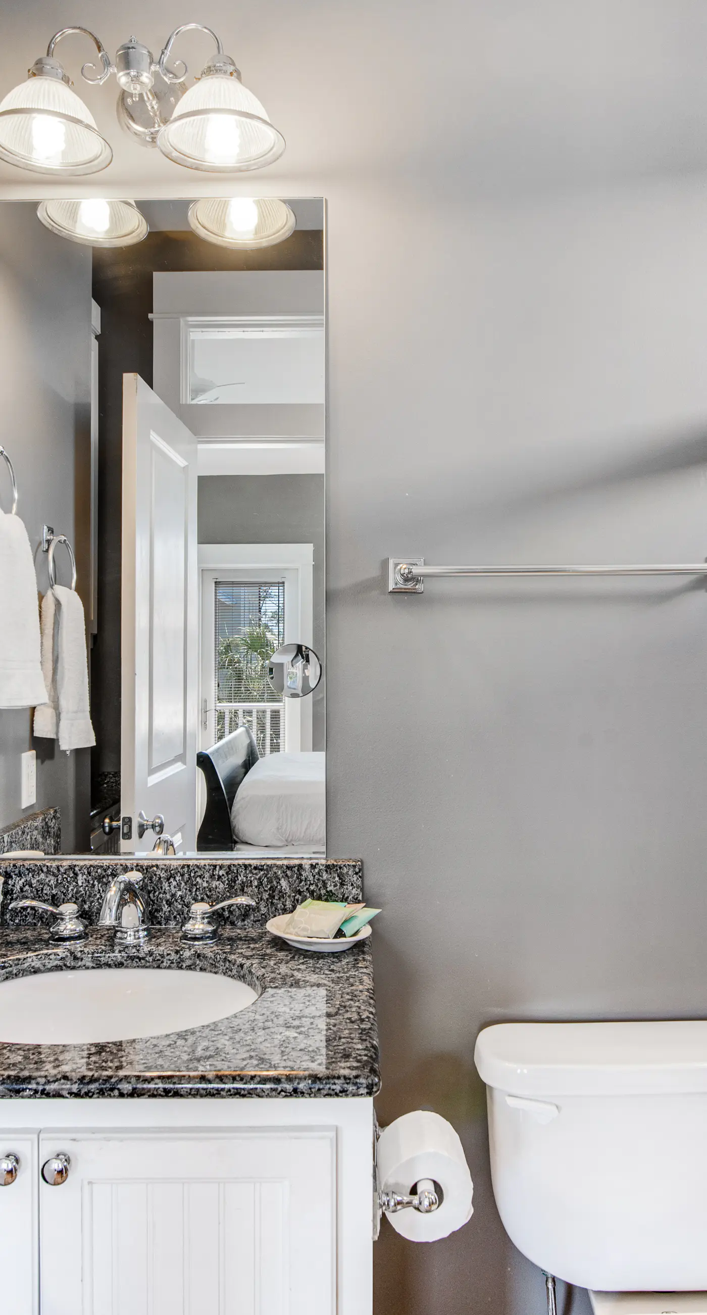 Beautiful, dog-friendly home with shared pools & complimentary beach chairs
