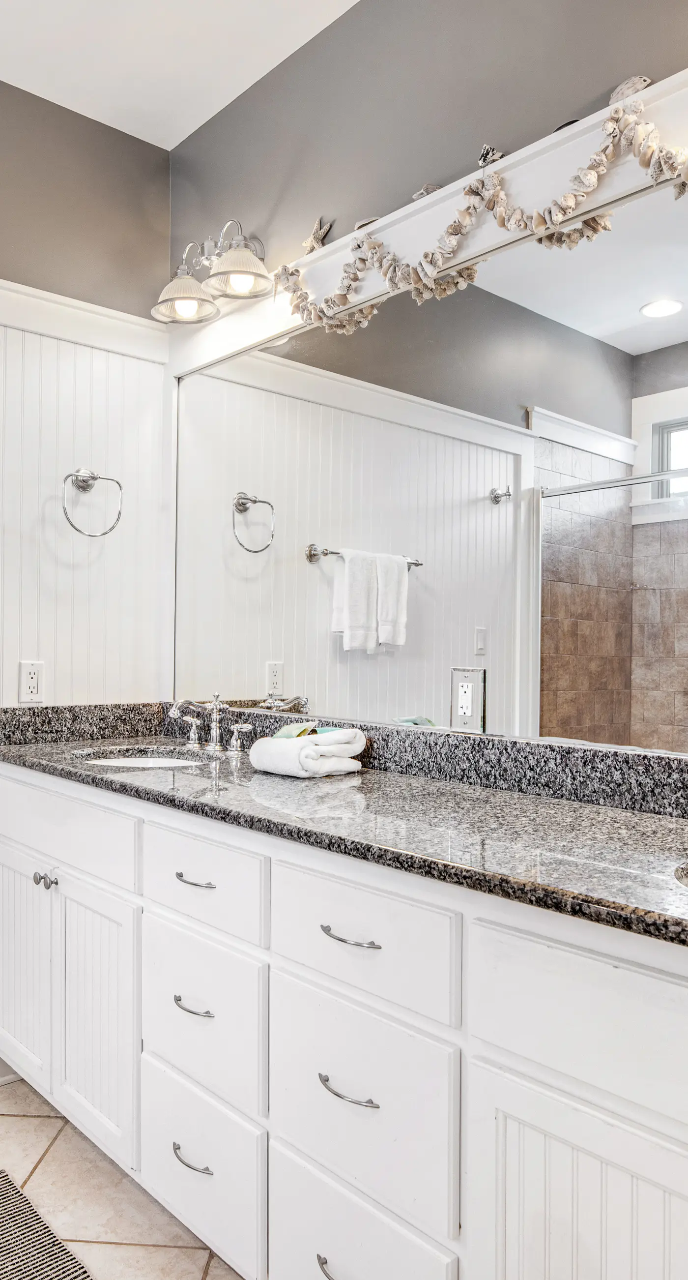 Beautiful, dog-friendly home with shared pools & complimentary beach chairs