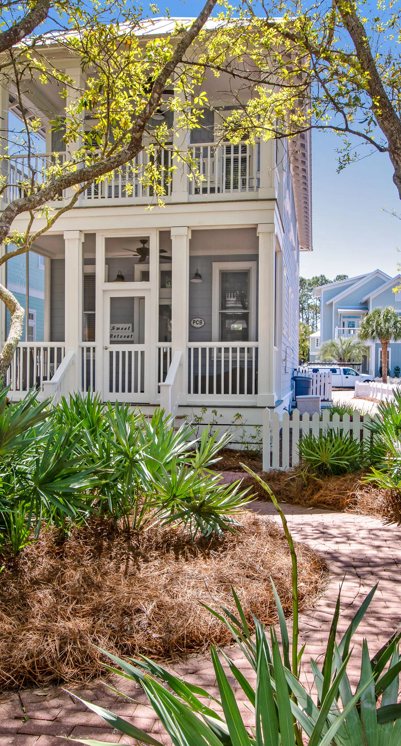 Beautiful, dog-friendly home with shared pools & complimentary beach chairs