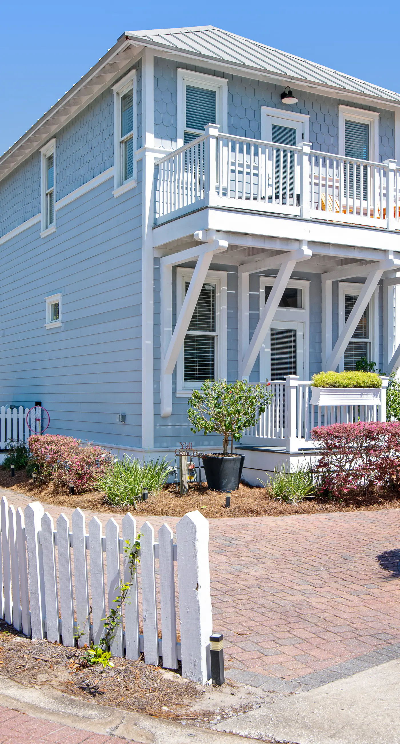 Beautiful, dog-friendly home with shared pools & complimentary beach chairs