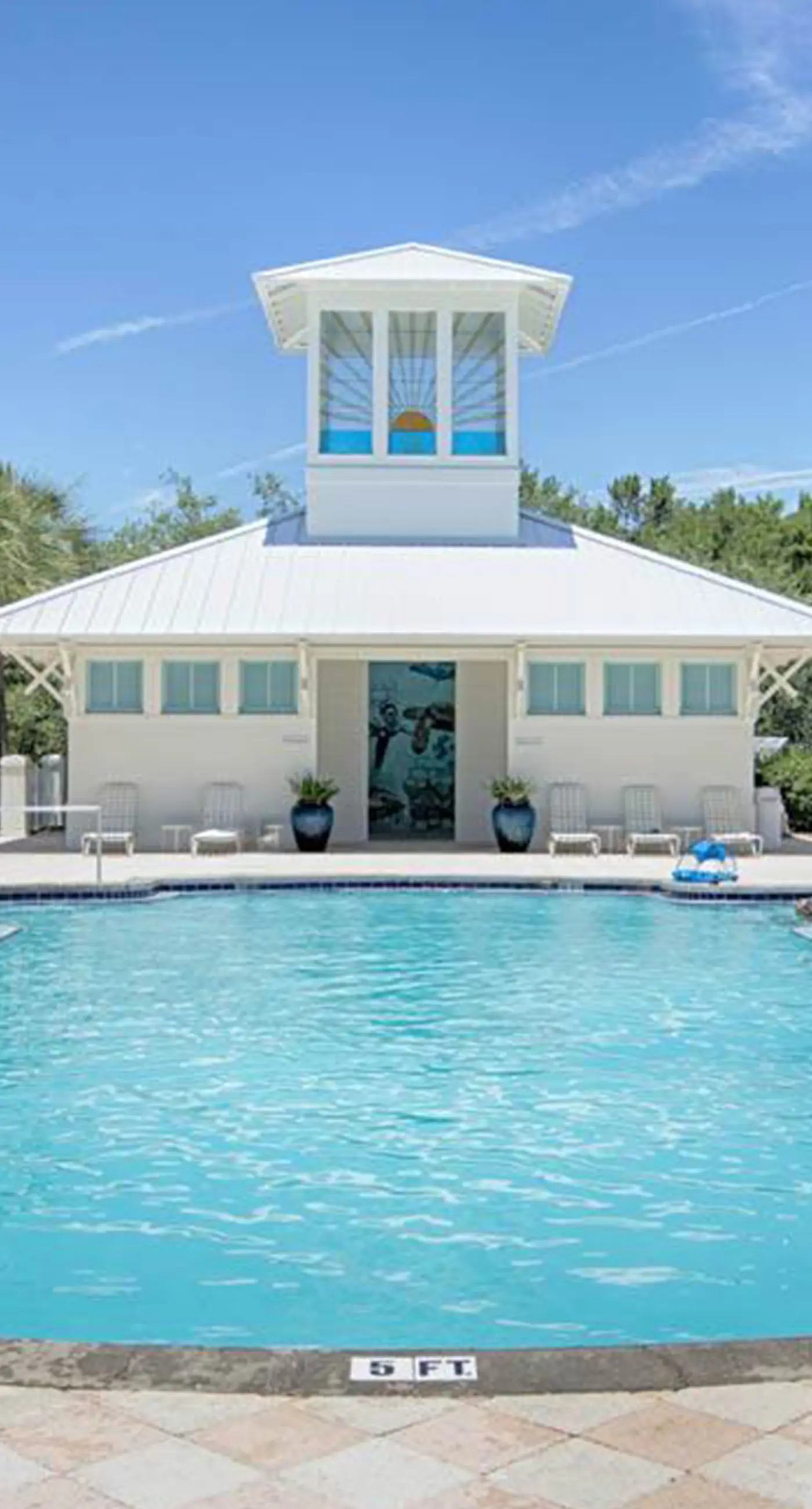 Beautiful, dog-friendly home with shared pools & complimentary beach chairs