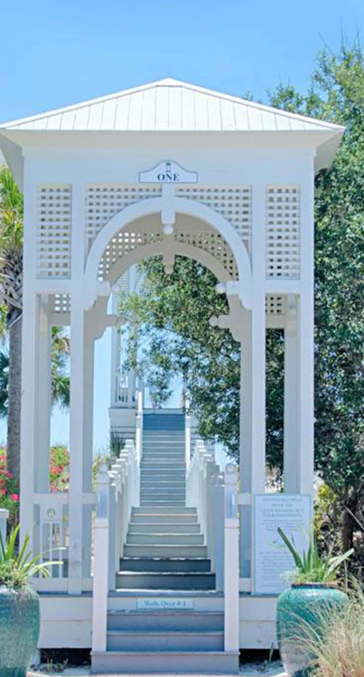 Beautiful, dog-friendly home with shared pools & complimentary beach chairs