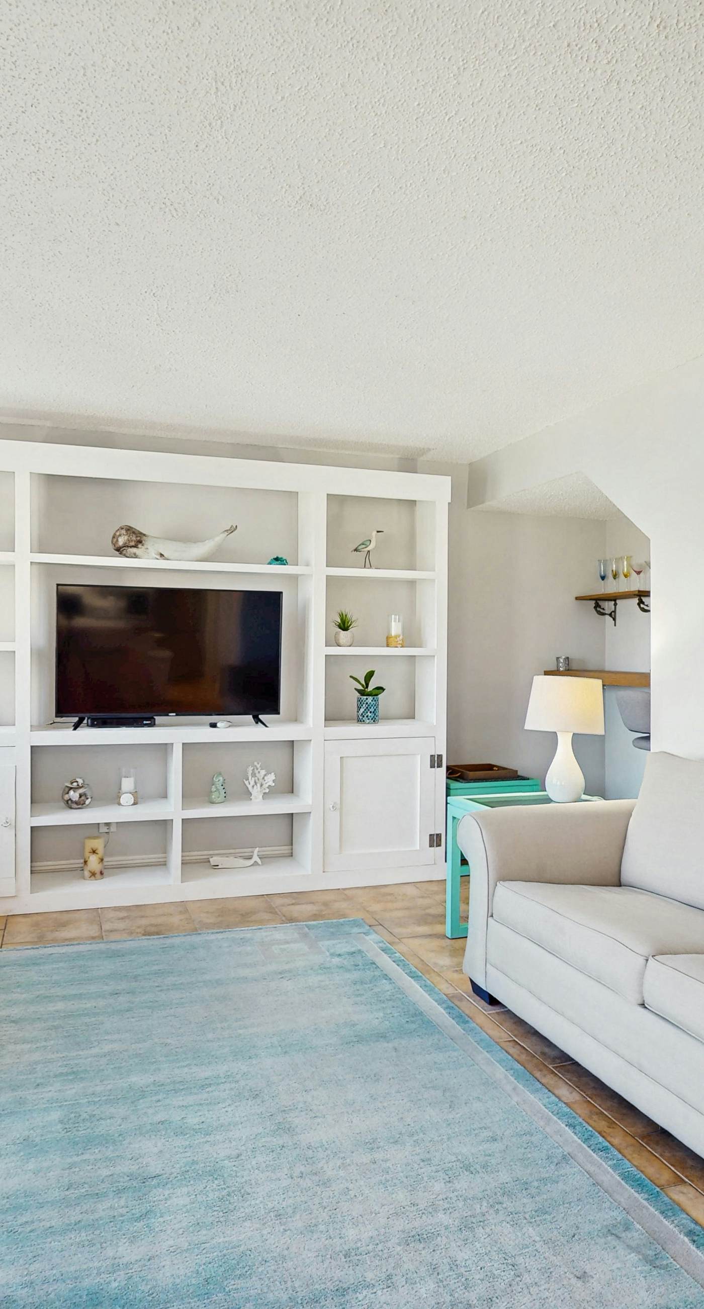 Spectacular beachfront condo with great amenities, shared pool & beach access