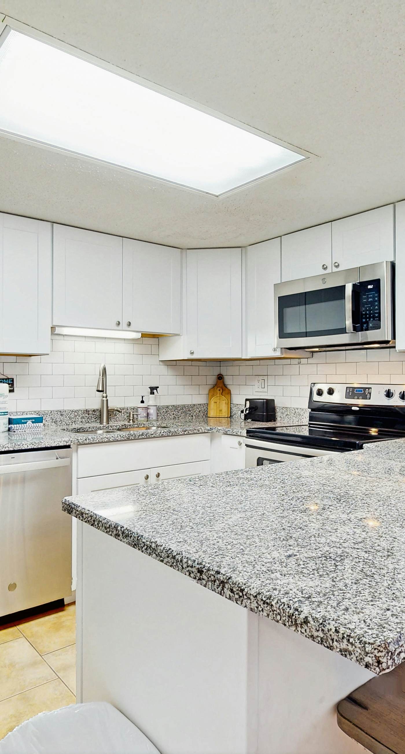 Spectacular beachfront condo with great amenities, shared pool & beach access