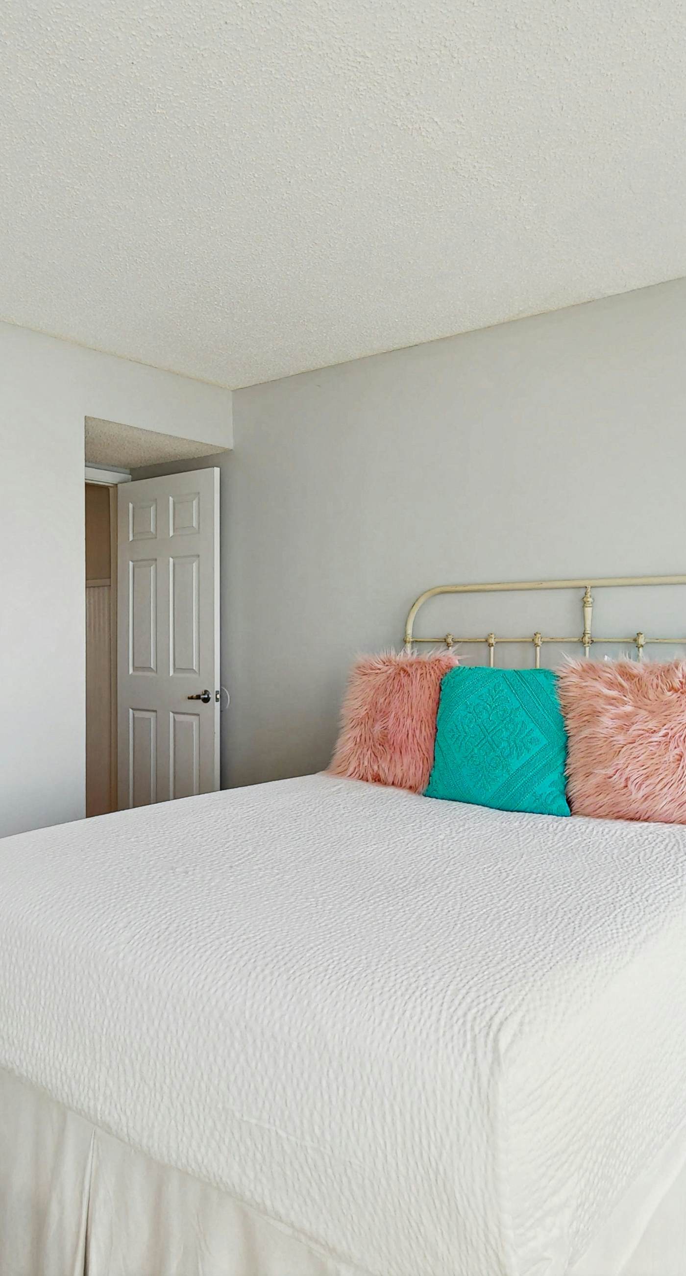 Spectacular beachfront condo with great amenities, shared pool & beach access