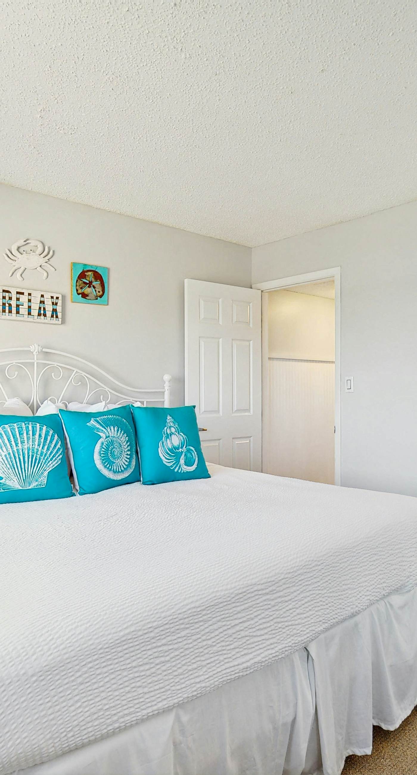 Spectacular beachfront condo with great amenities, shared pool & beach access