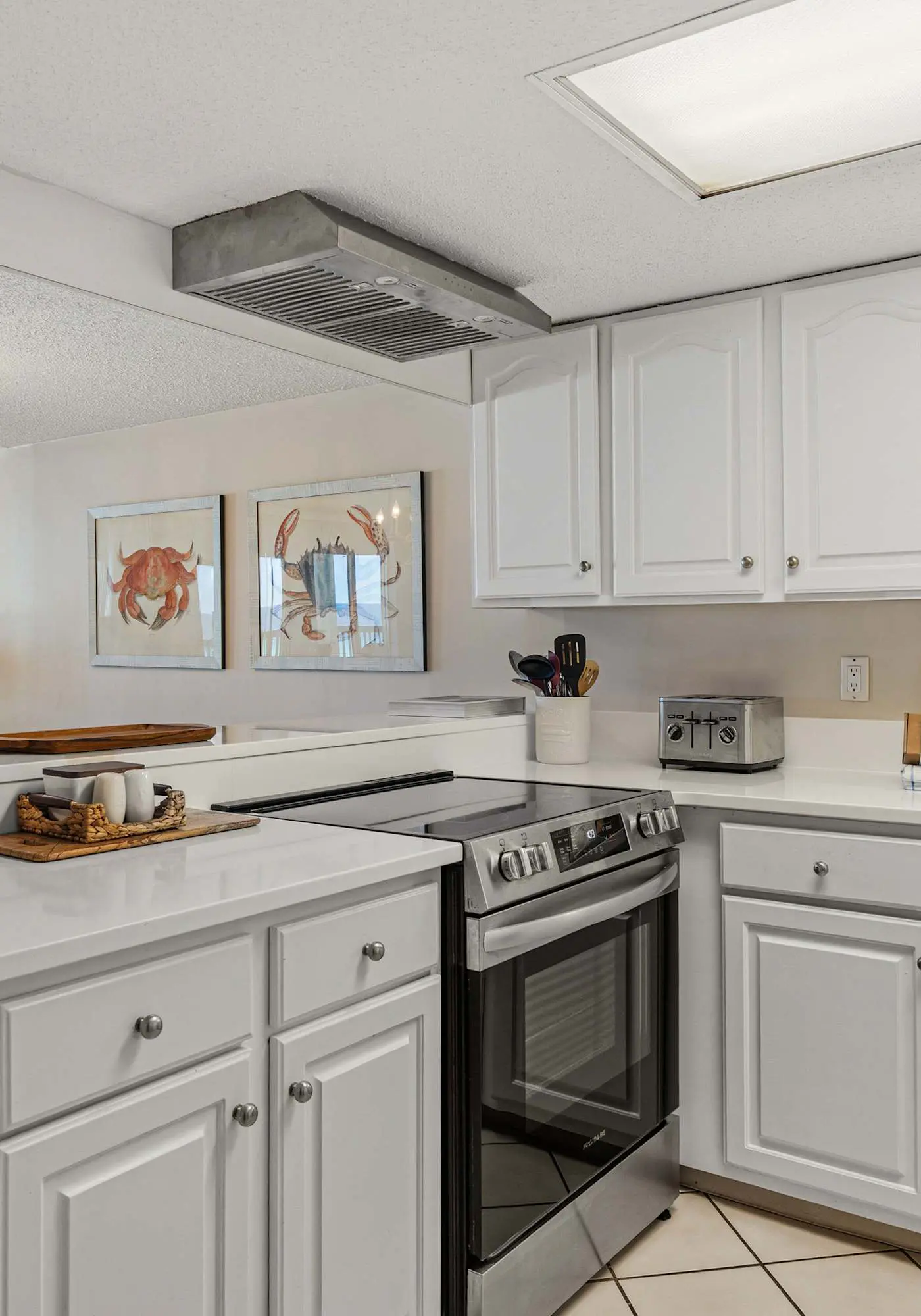 Beachfront condo with furnished balcony, pools, tennis courts, & hot tub