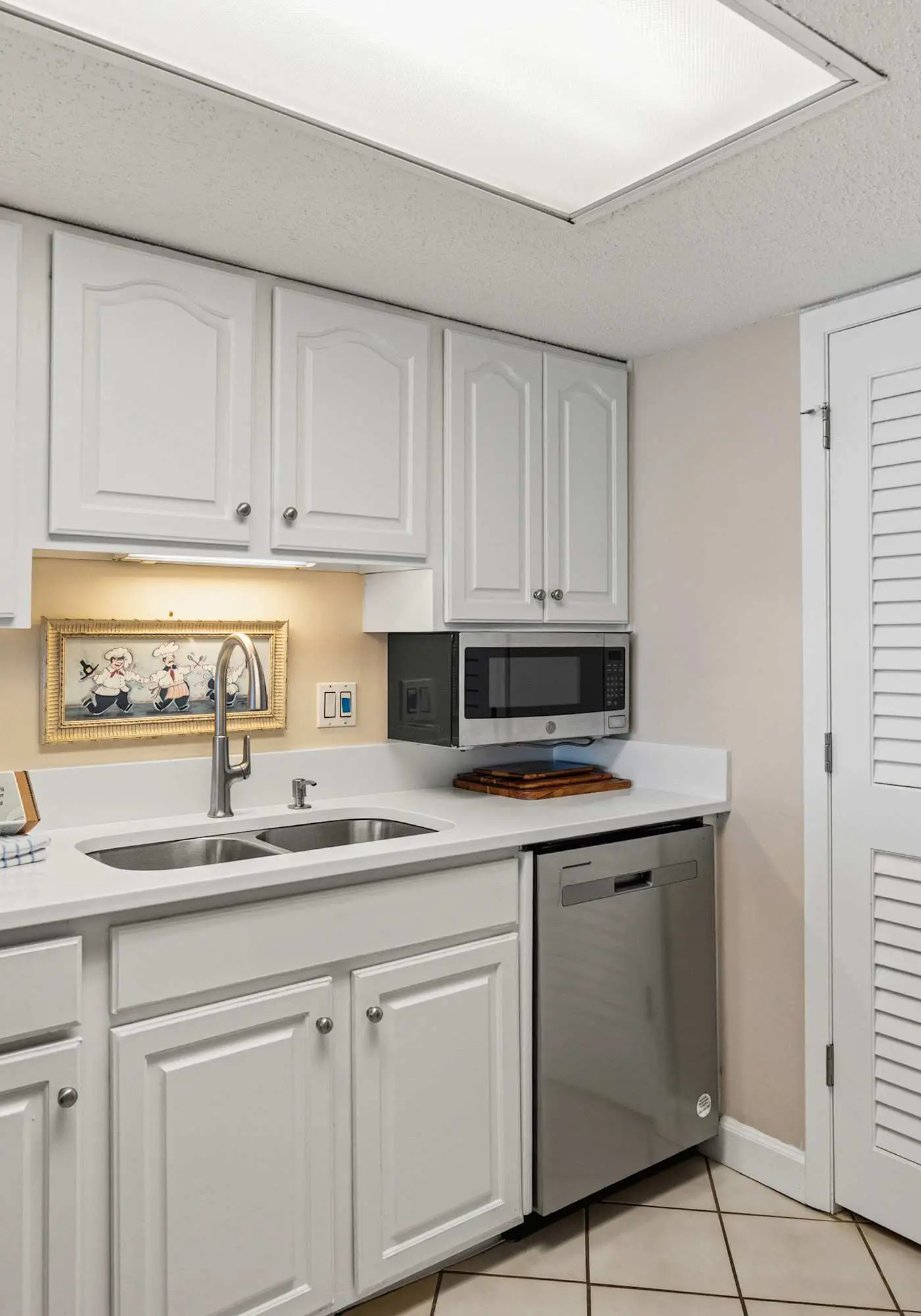 Beachfront condo with furnished balcony, pools, tennis courts, & hot tub