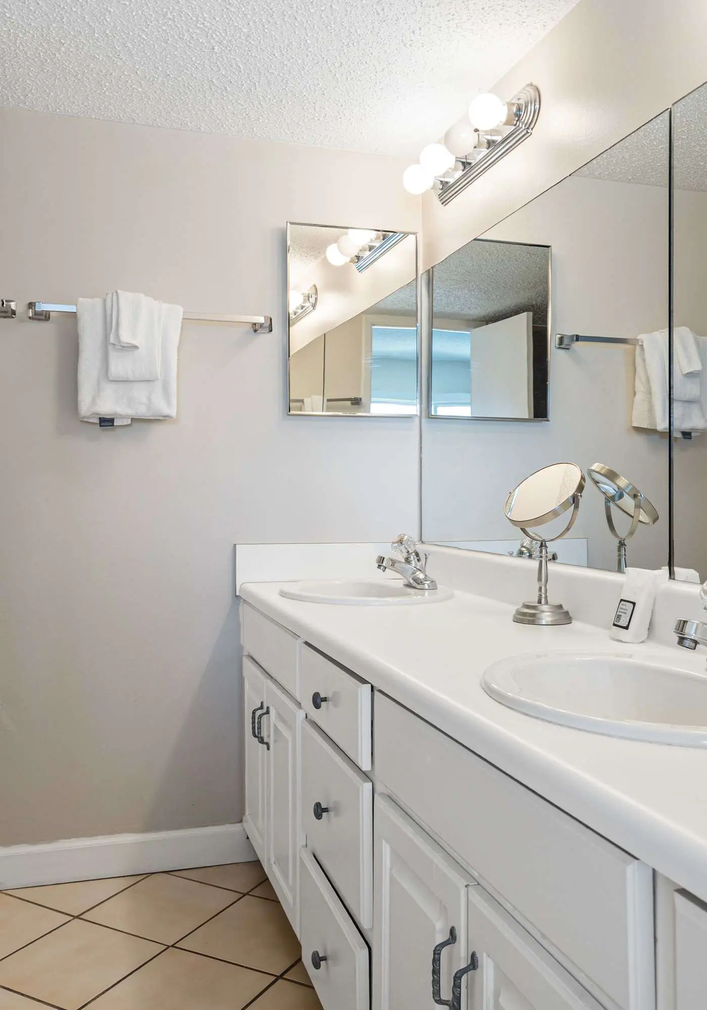 Beachfront condo with furnished balcony, pools, tennis courts, & hot tub