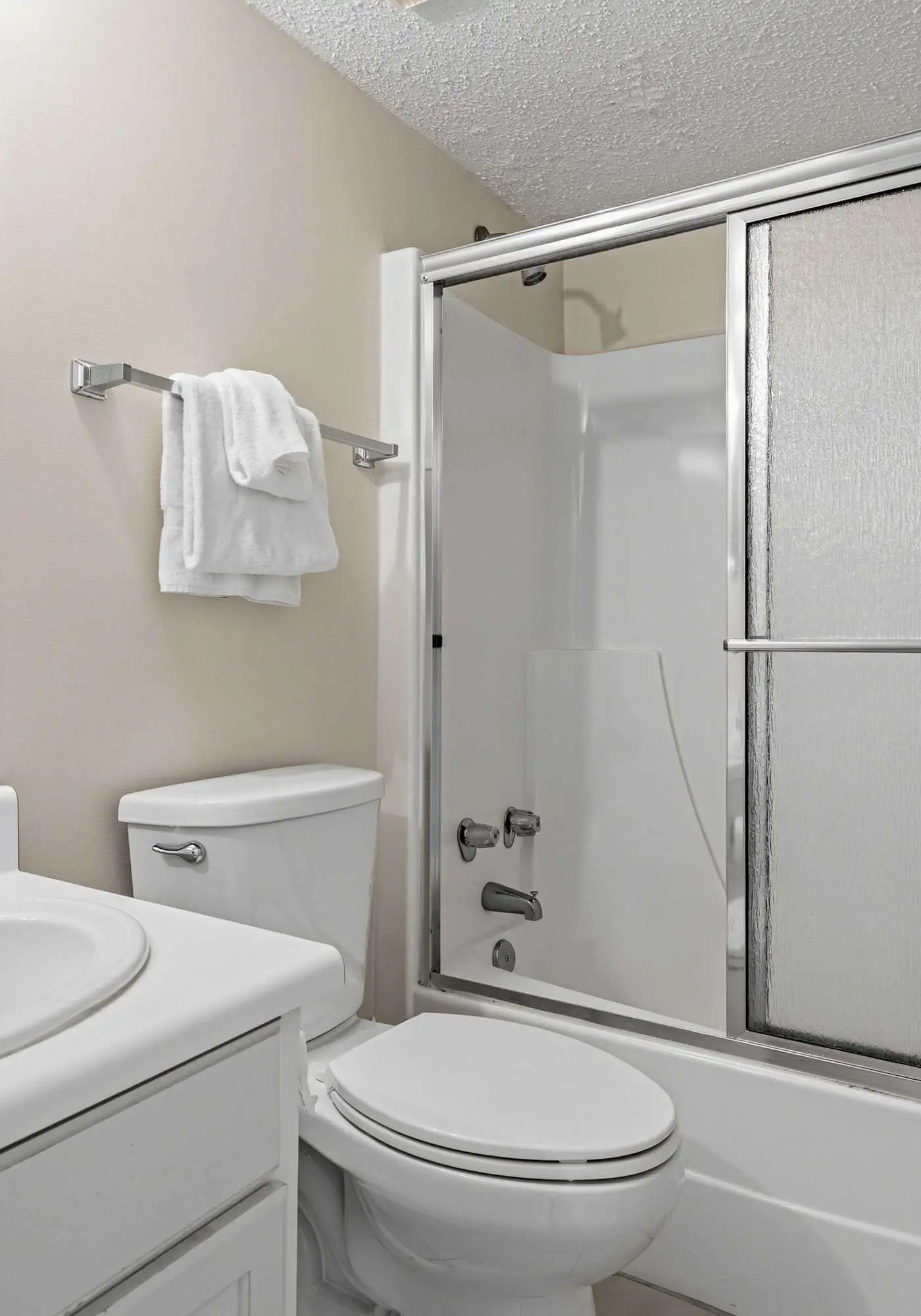 Beachfront condo with furnished balcony, pools, tennis courts, & hot tub