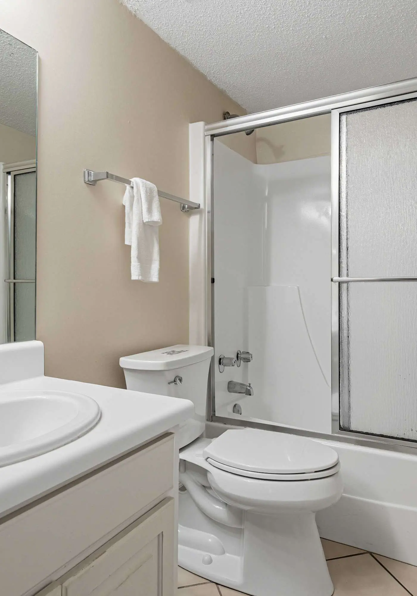 Beachfront condo with furnished balcony, pools, tennis courts, & hot tub
