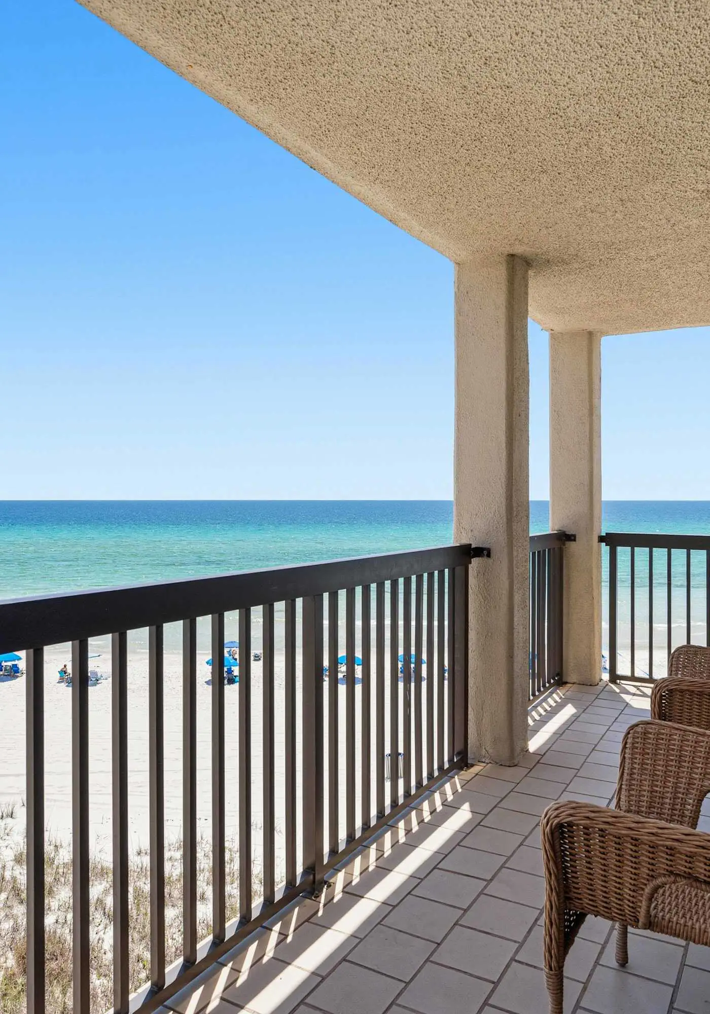 Beachfront condo with furnished balcony, pools, tennis courts, & hot tub