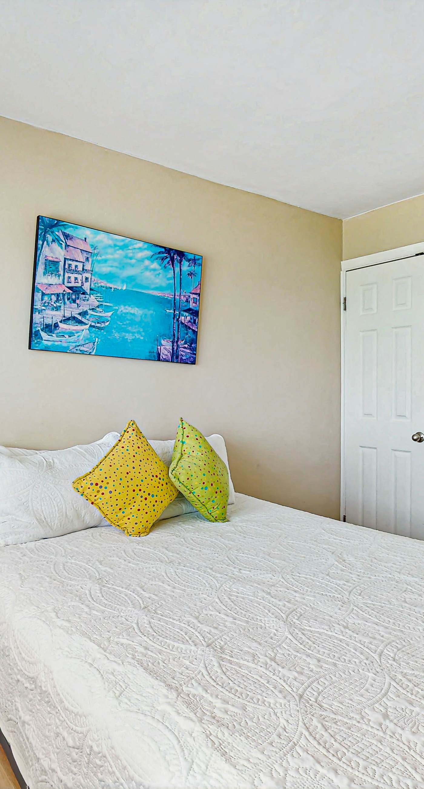 Gorgeous beachfront condo with plenty of space, shared pool & beach access