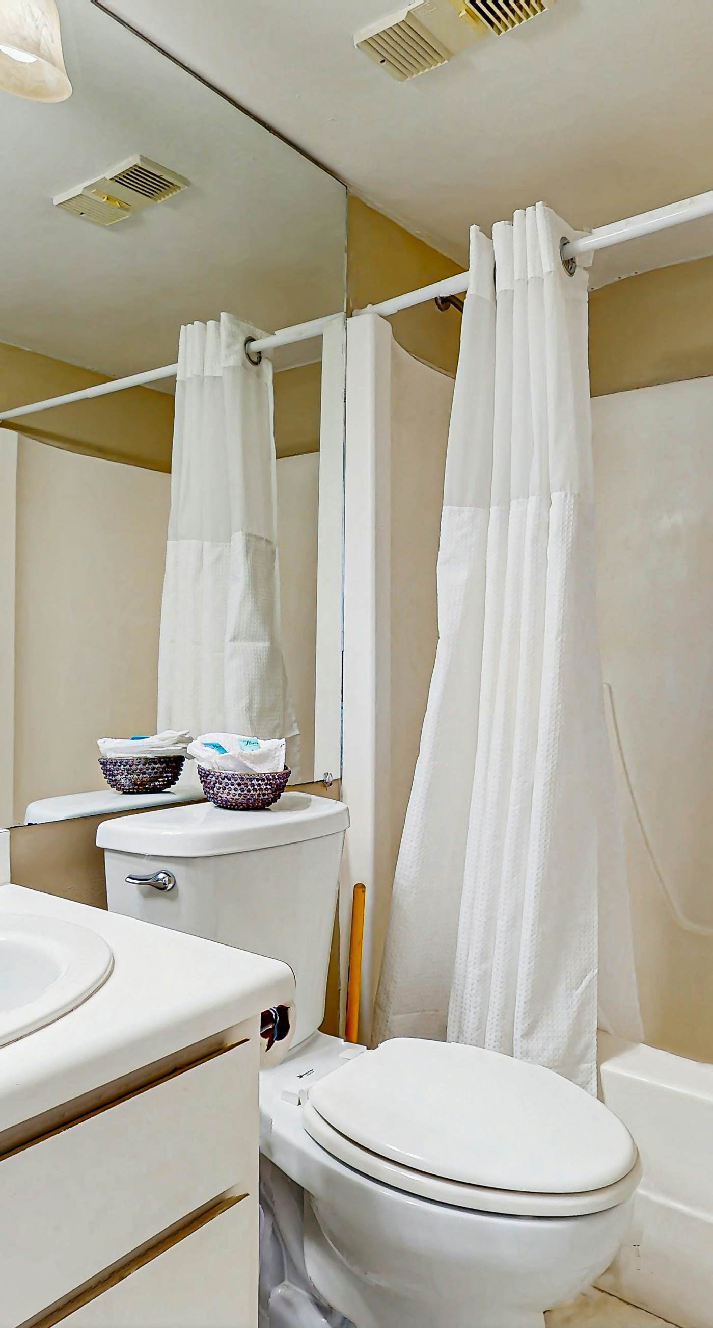 Gorgeous beachfront condo with plenty of space, shared pool & beach access