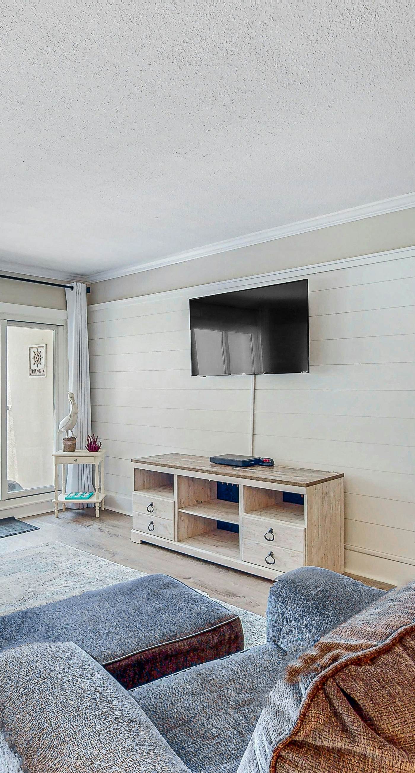 Gorgeous beachfront condo, shared pool and beach access