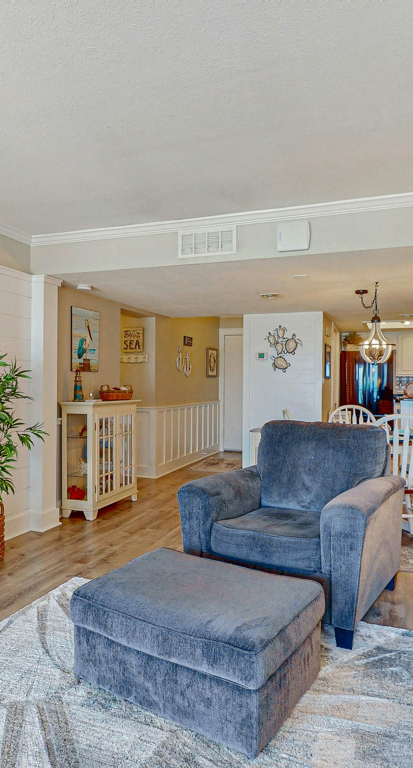 Gorgeous beachfront condo, shared pool and beach access