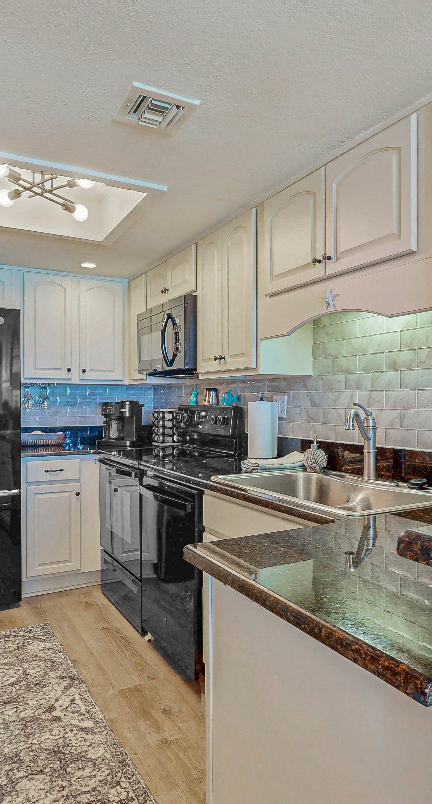 Gorgeous beachfront condo, shared pool and beach access