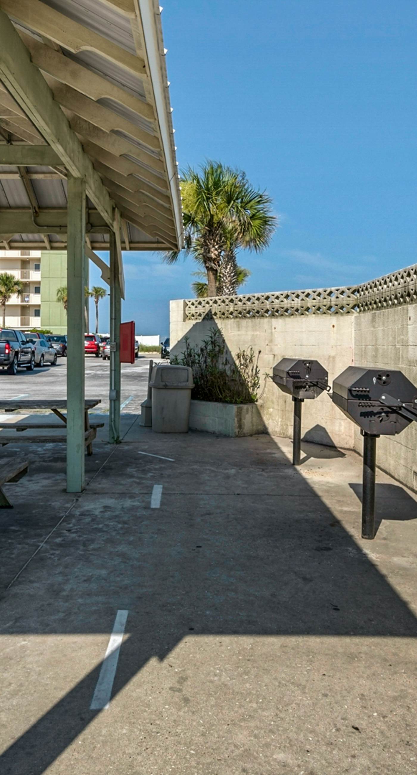 Gorgeous beachfront condo, shared pool and beach access