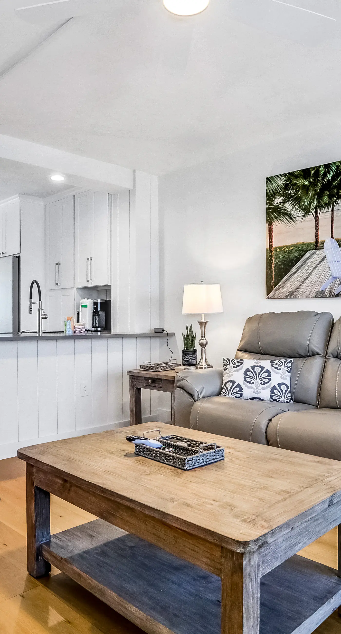 Beachfront penthouse with Gulf views, pools, beach chairs, saunas & tennis