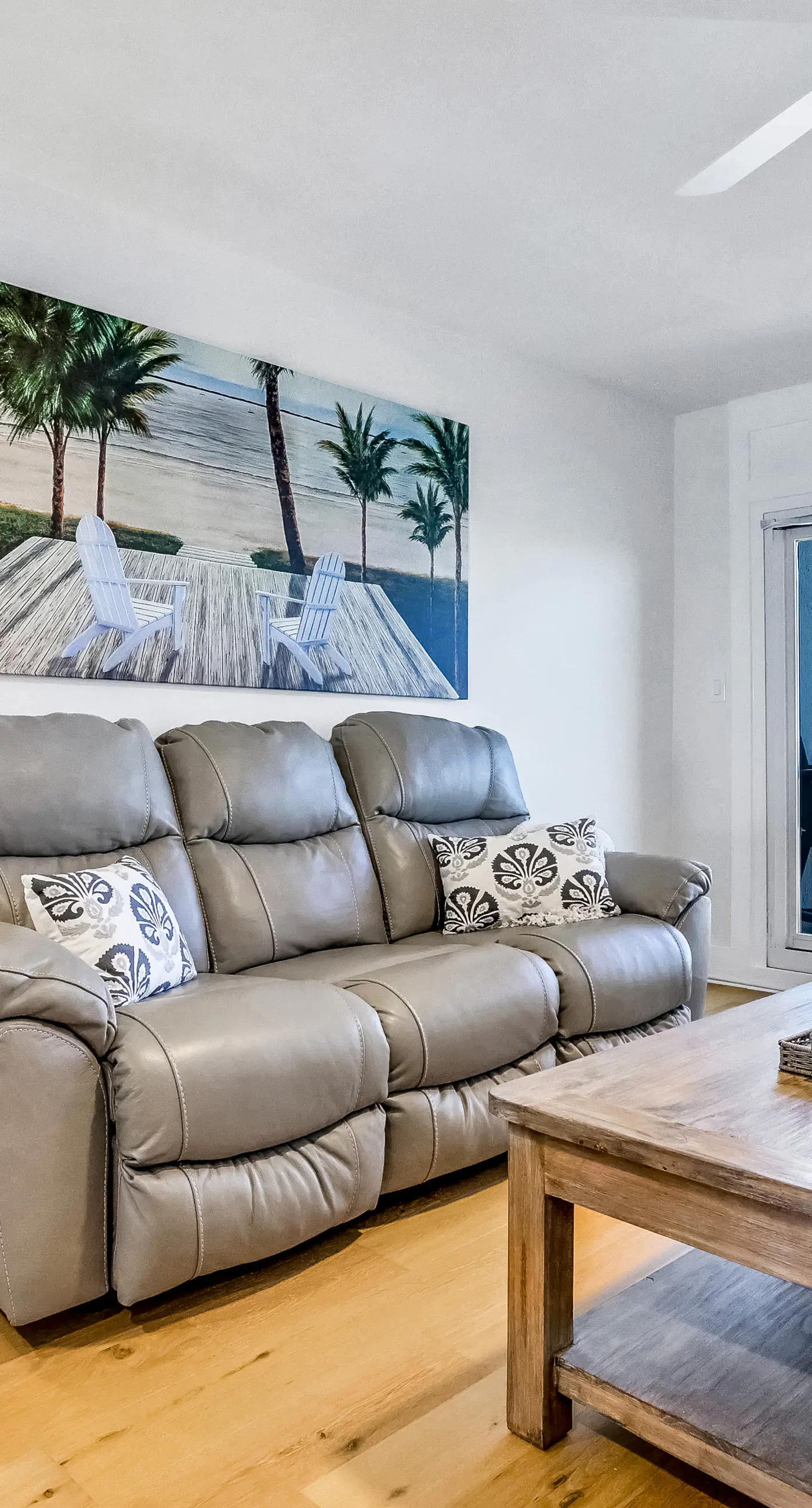 Beachfront penthouse with Gulf views, pools, beach chairs, saunas & tennis