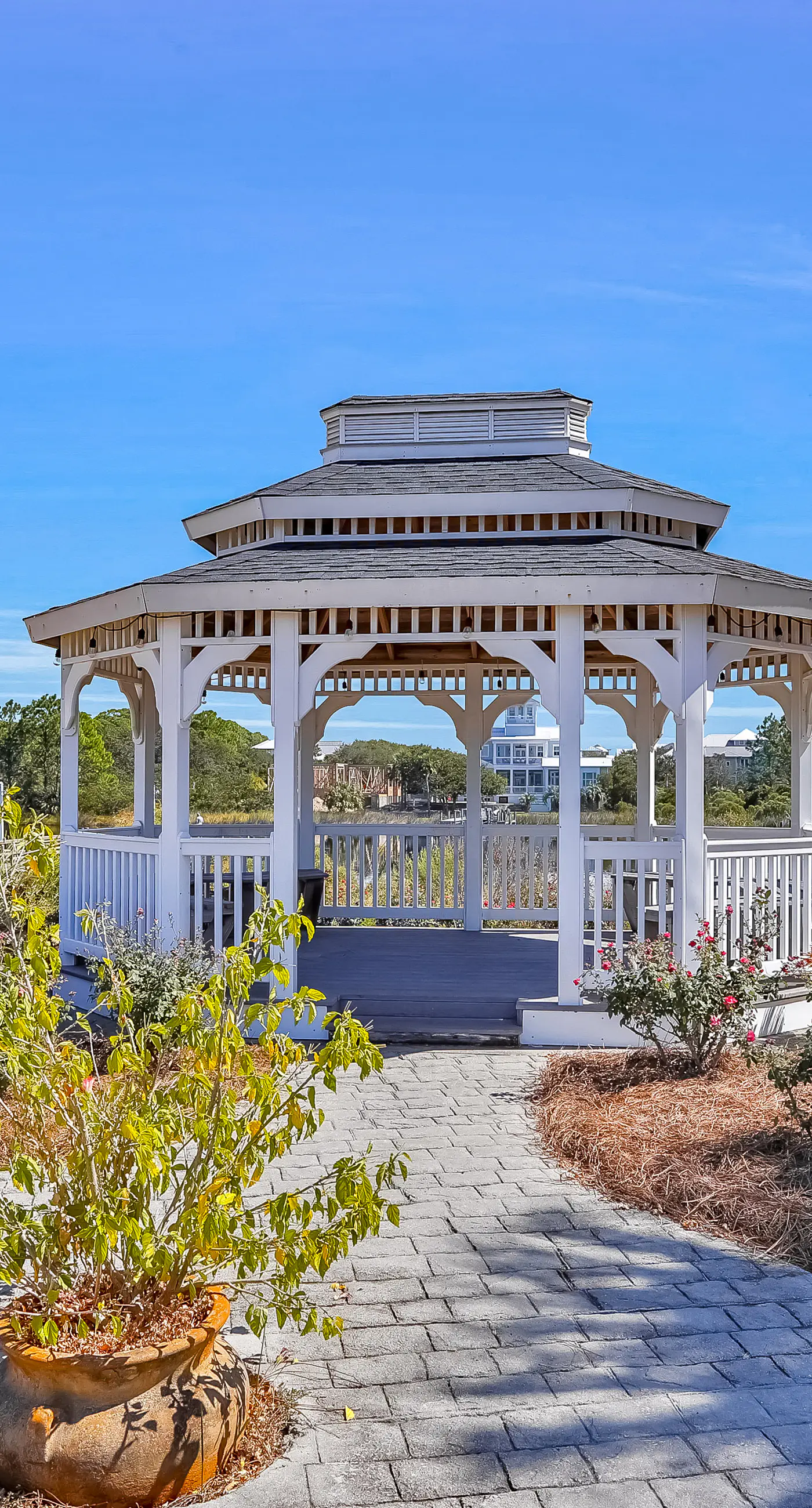 Beachfront penthouse with Gulf views, pools, beach chairs, saunas & tennis