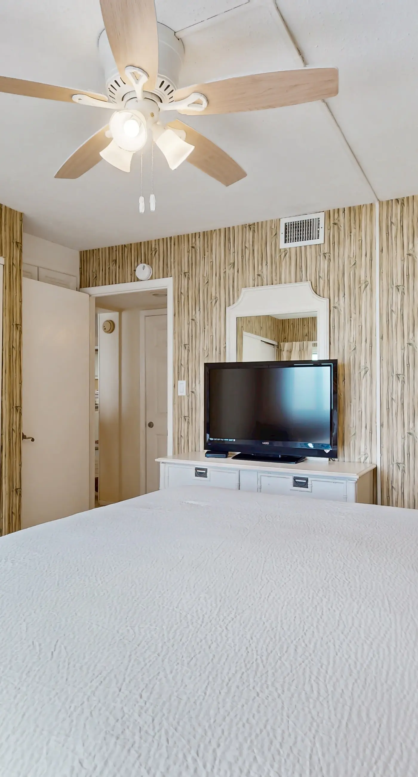 Cozy beachfront condo with private balcony, shared pool & beach access