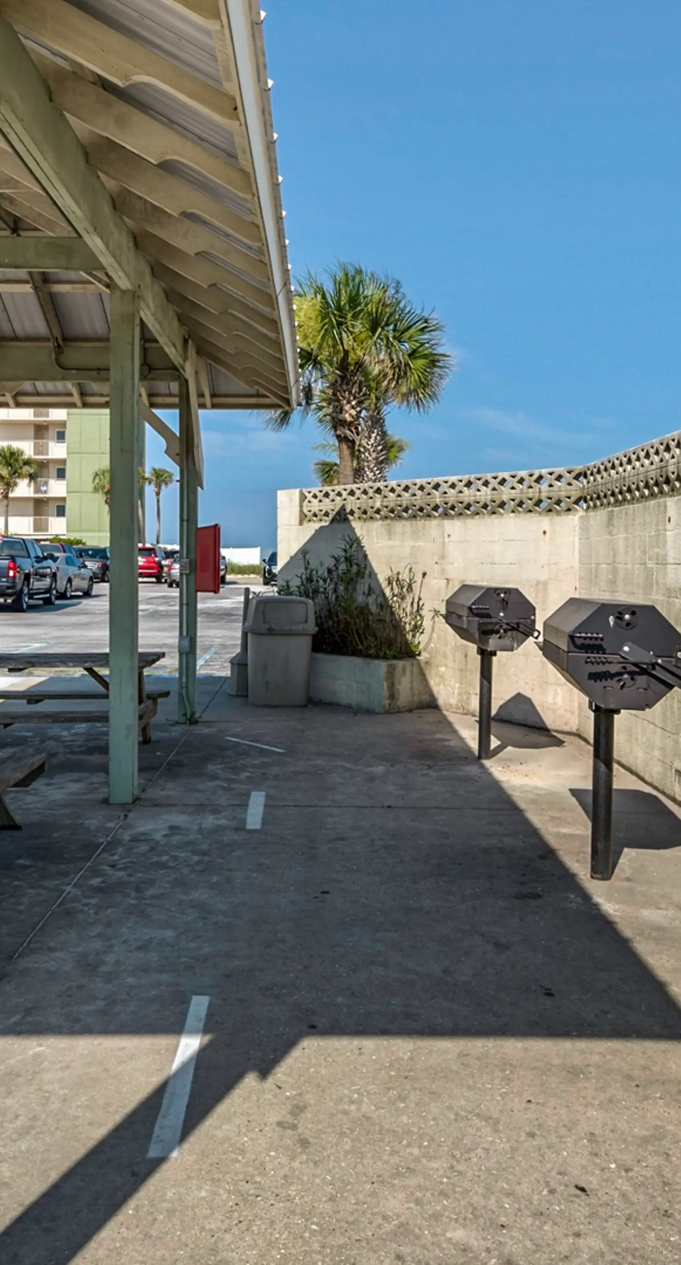 Cozy beachfront condo with private balcony, shared pool & beach access