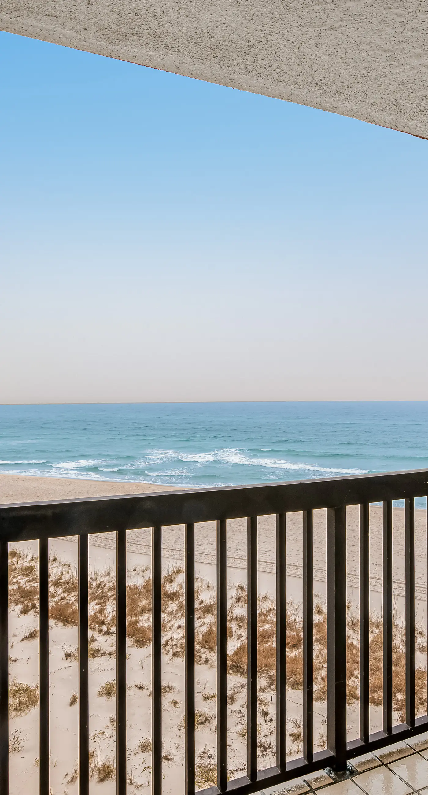 Great Pinnacle Port villa with lots of character & balcony - steps from beach