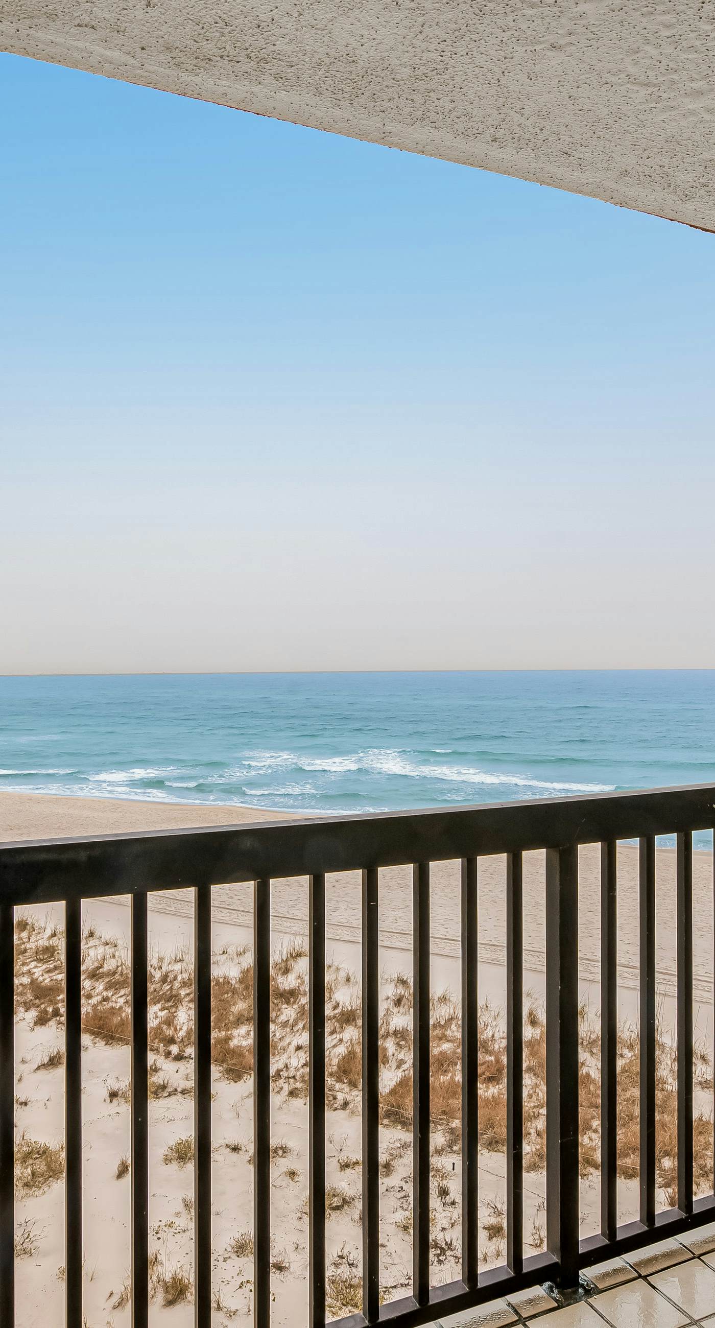 Great Pinnacle Port villa with lots of character & balcony - steps from beach
