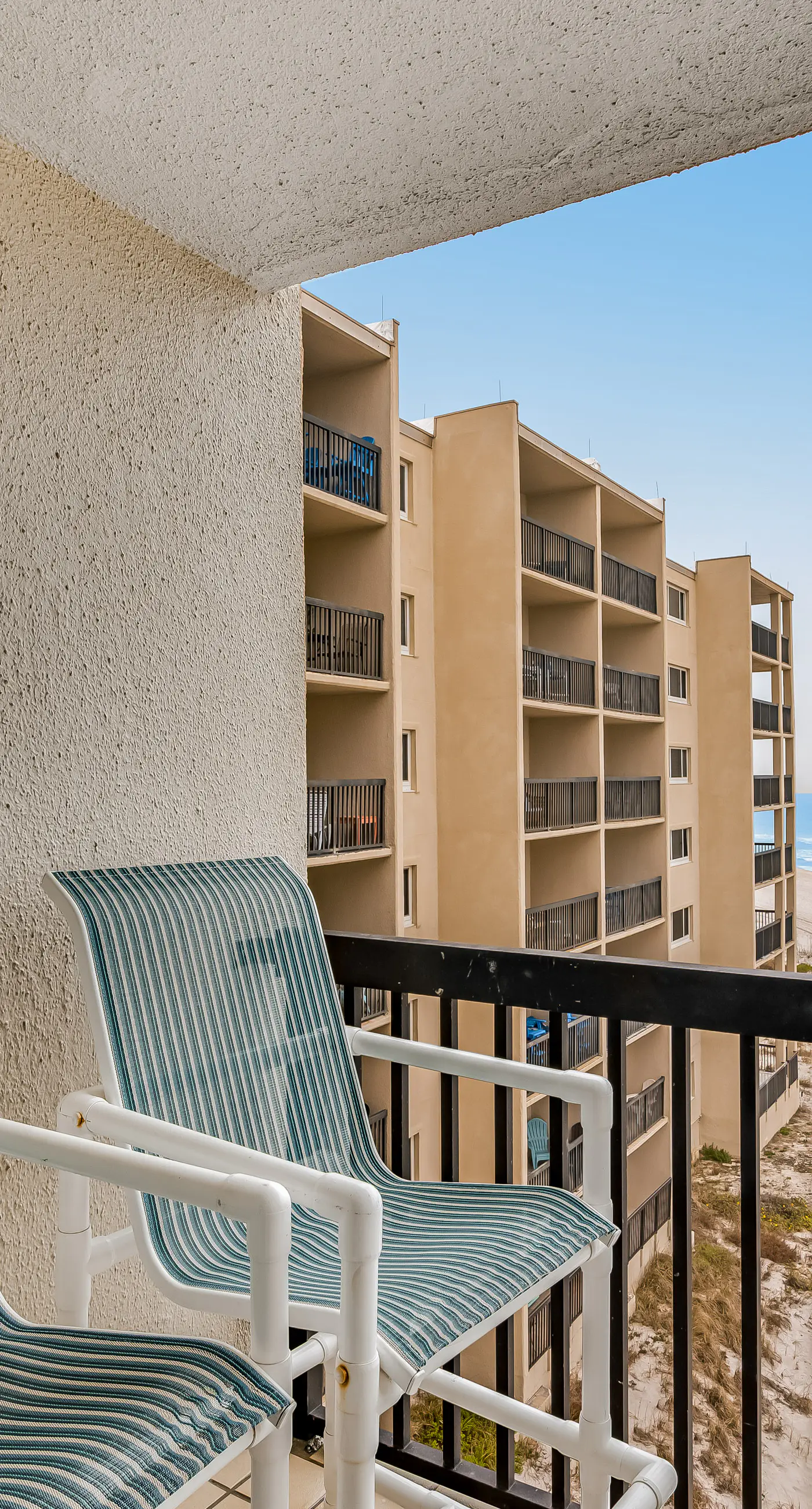 Great Pinnacle Port villa with lots of character & balcony - steps from beach