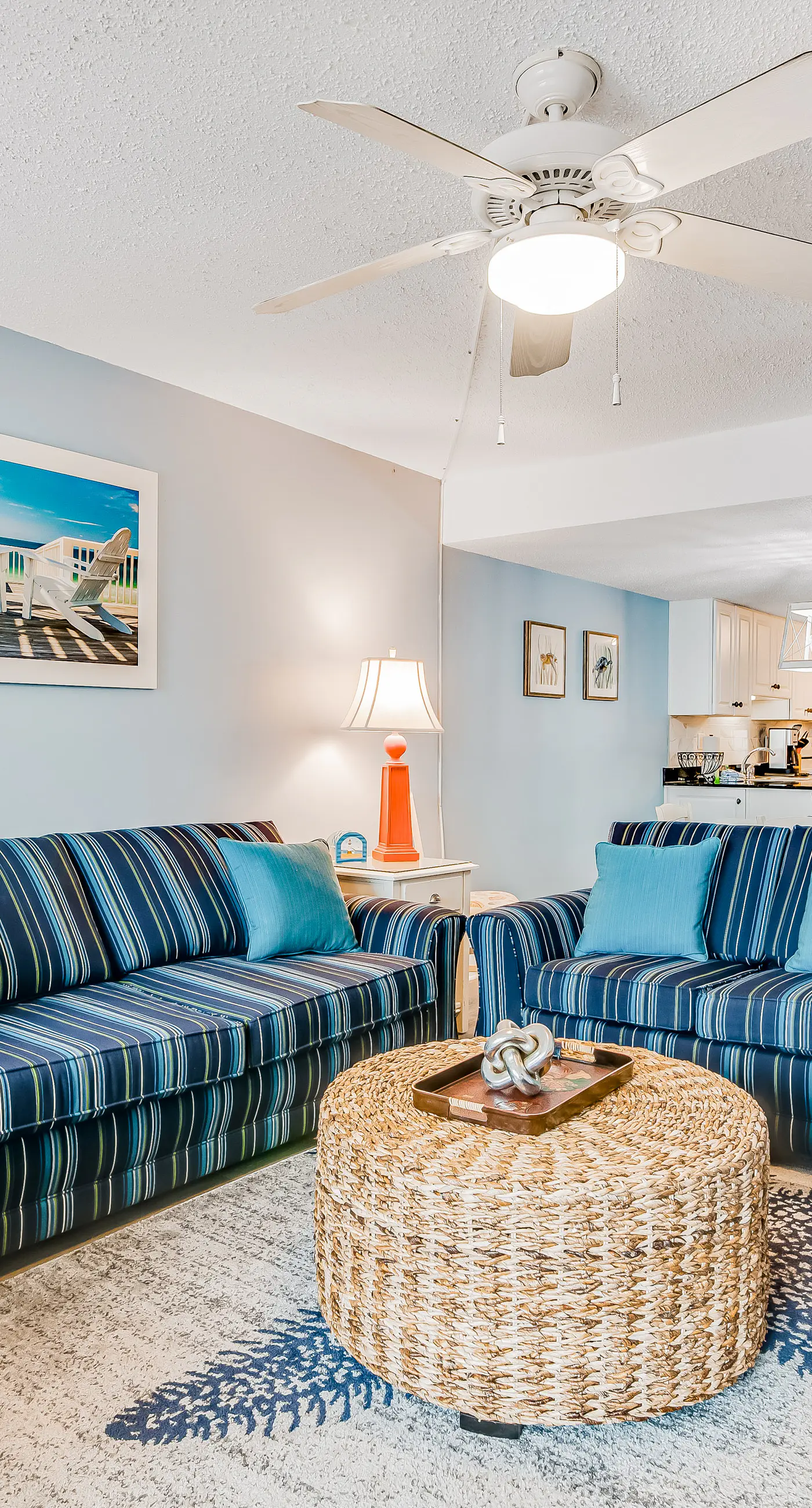 Great Pinnacle Port villa with lots of character & balcony - steps from beach