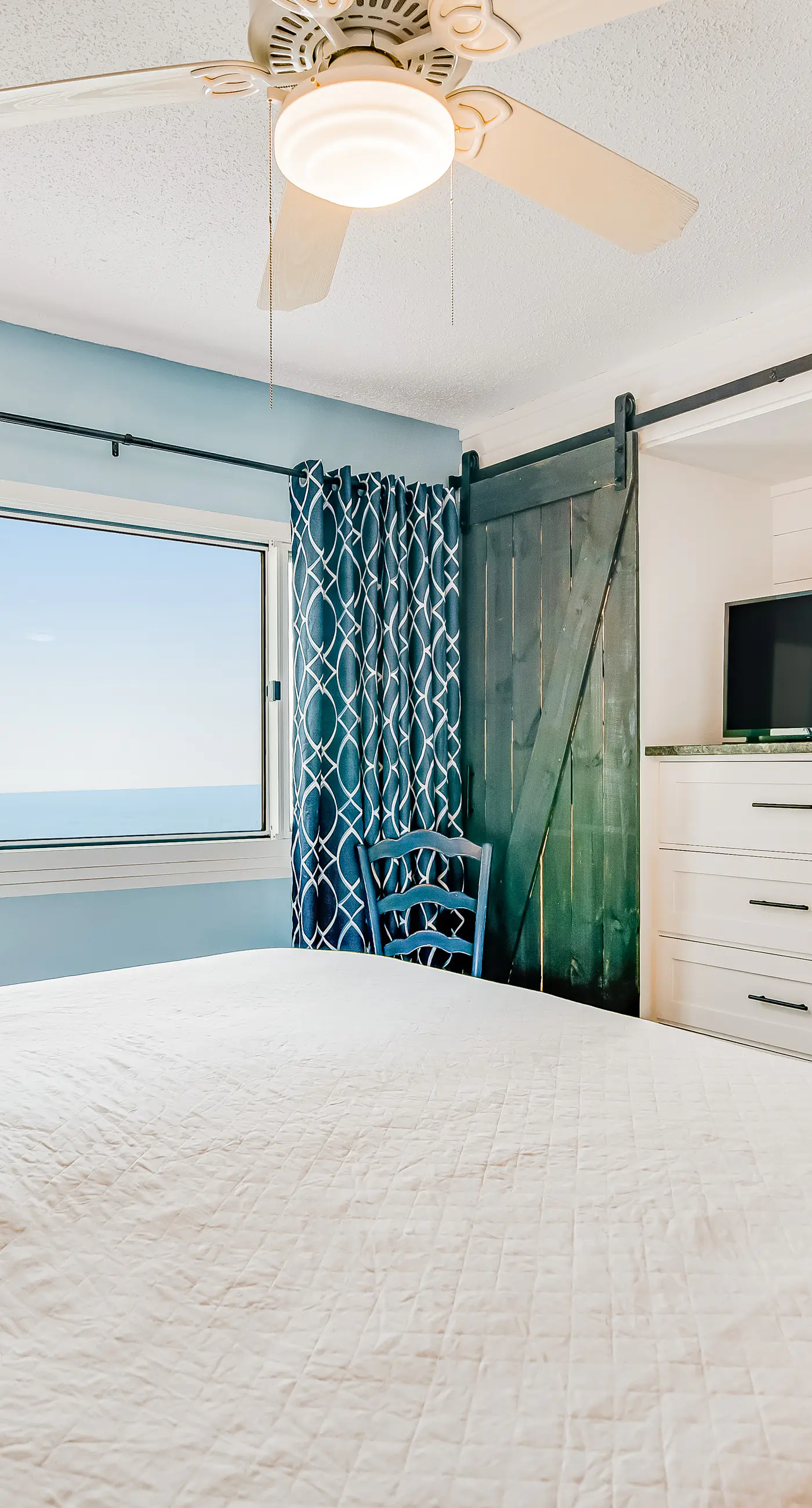 Great Pinnacle Port villa with lots of character & balcony - steps from beach