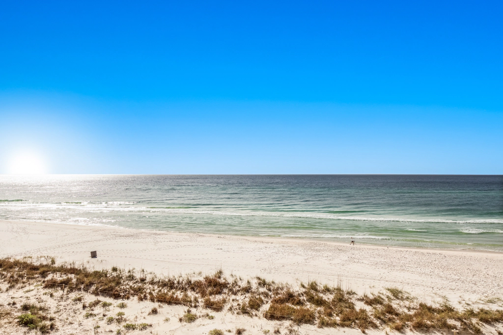 Beautiful Pinnacle Port condo with pools & basketball court right next to beach