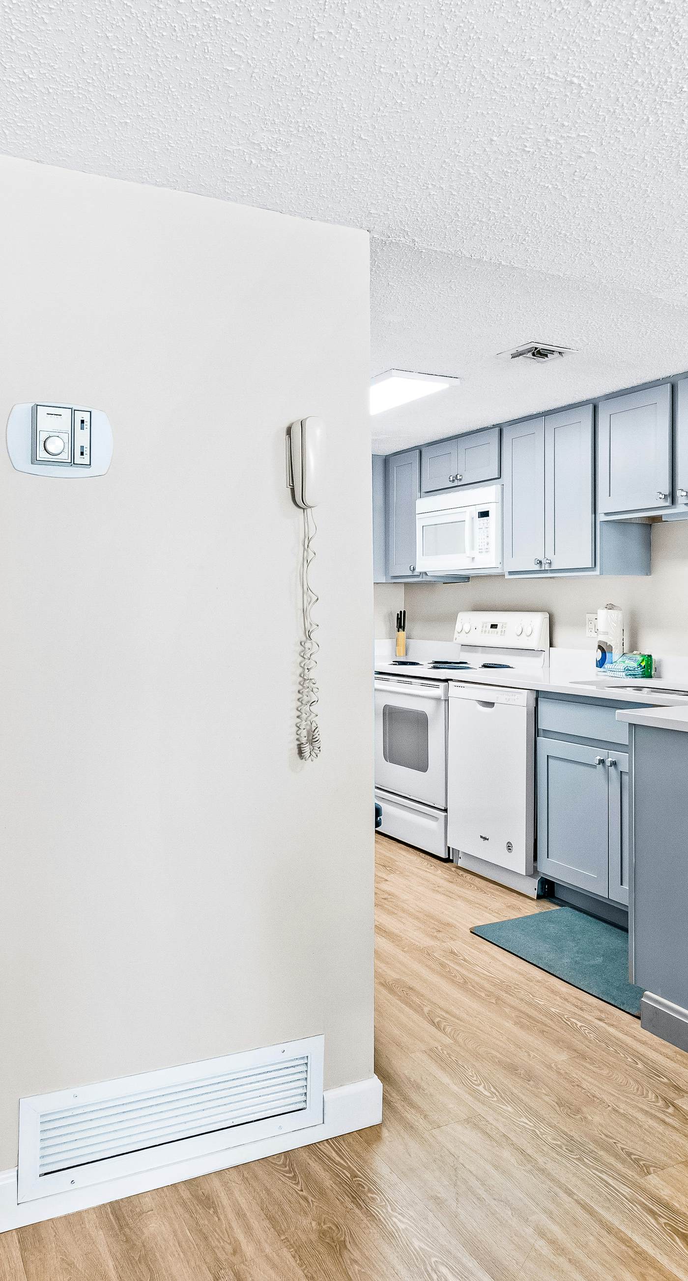 Beautiful Pinnacle Port condo with pools & basketball court right next to beach