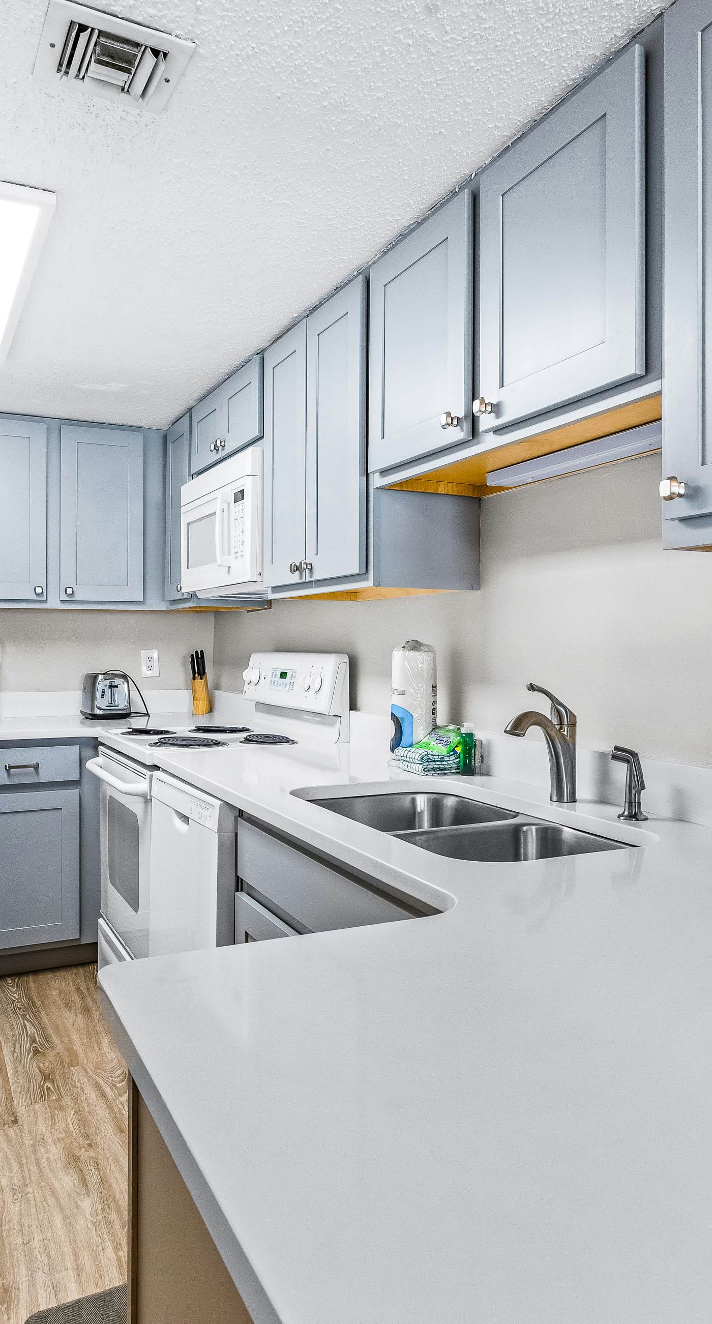 Beautiful Pinnacle Port condo with pools & basketball court right next to beach