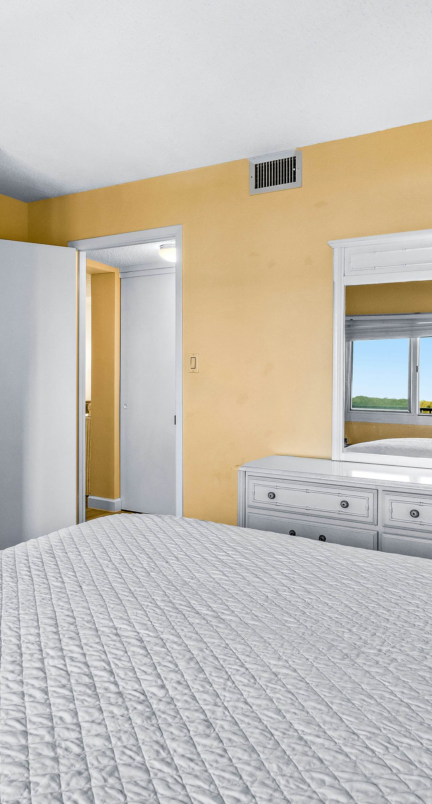 Beautiful Pinnacle Port condo with pools & basketball court right next to beach