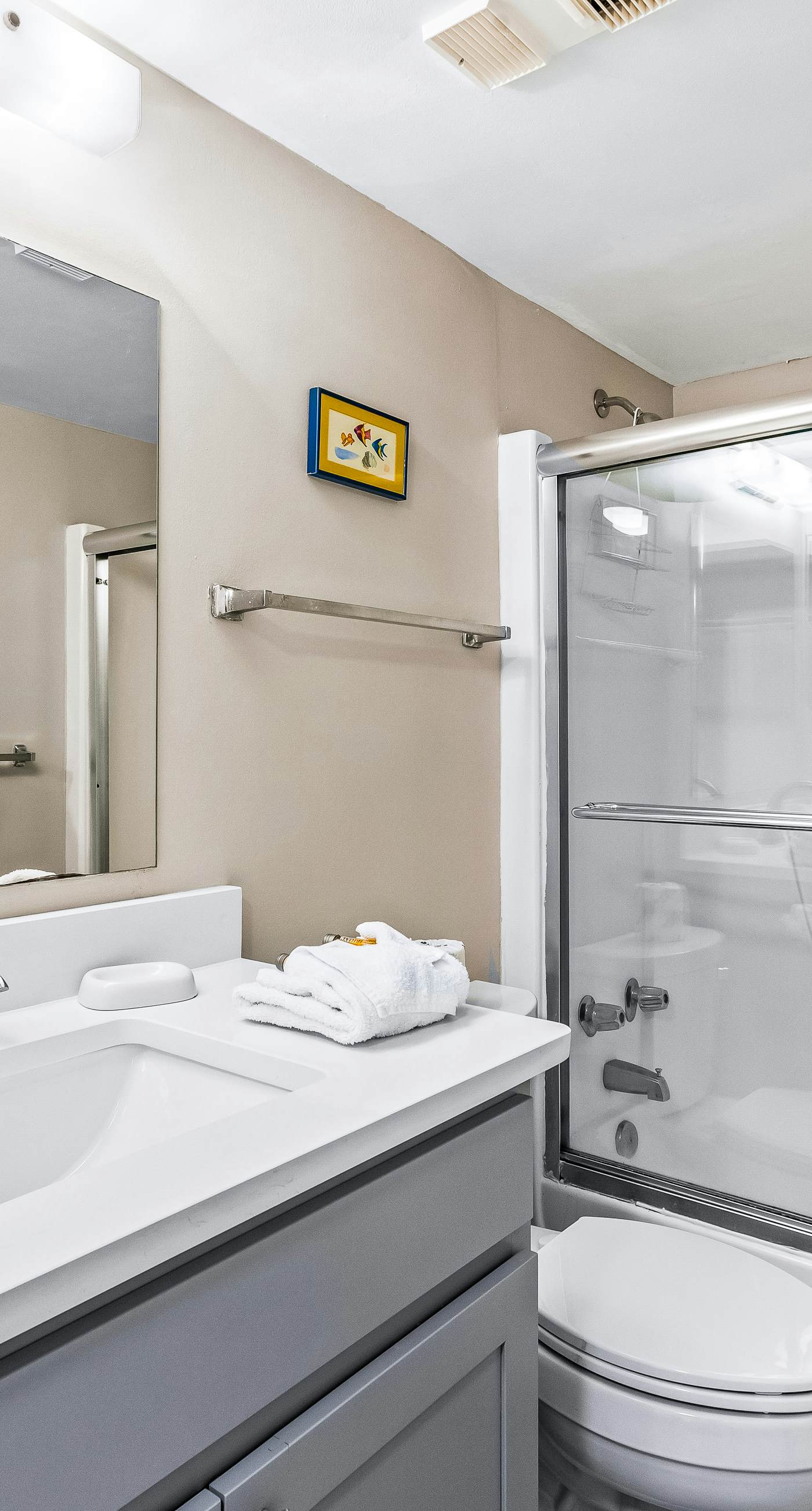 Beautiful Pinnacle Port condo with pools & basketball court right next to beach