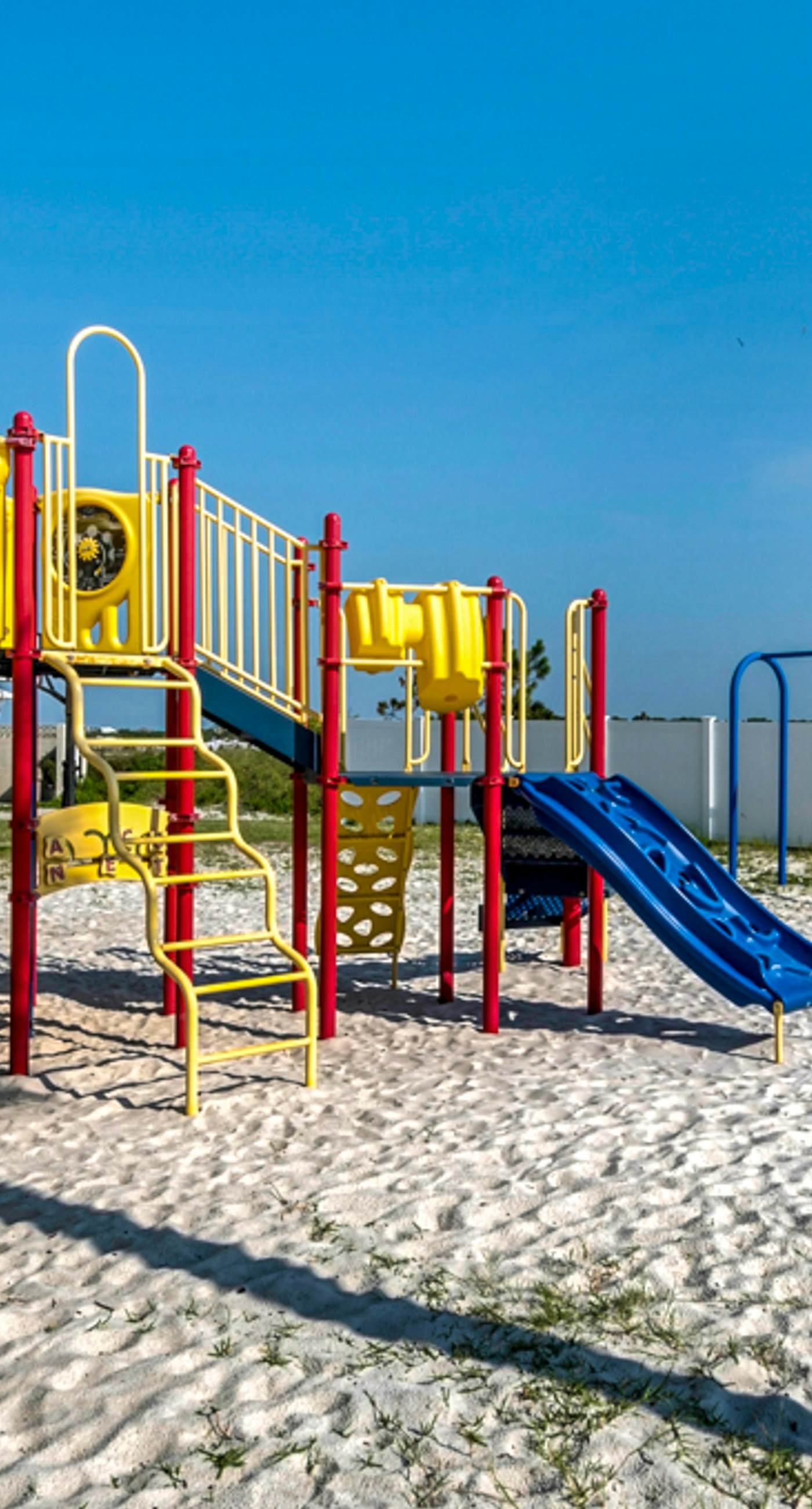 Beautiful Pinnacle Port condo with pools & basketball court right next to beach