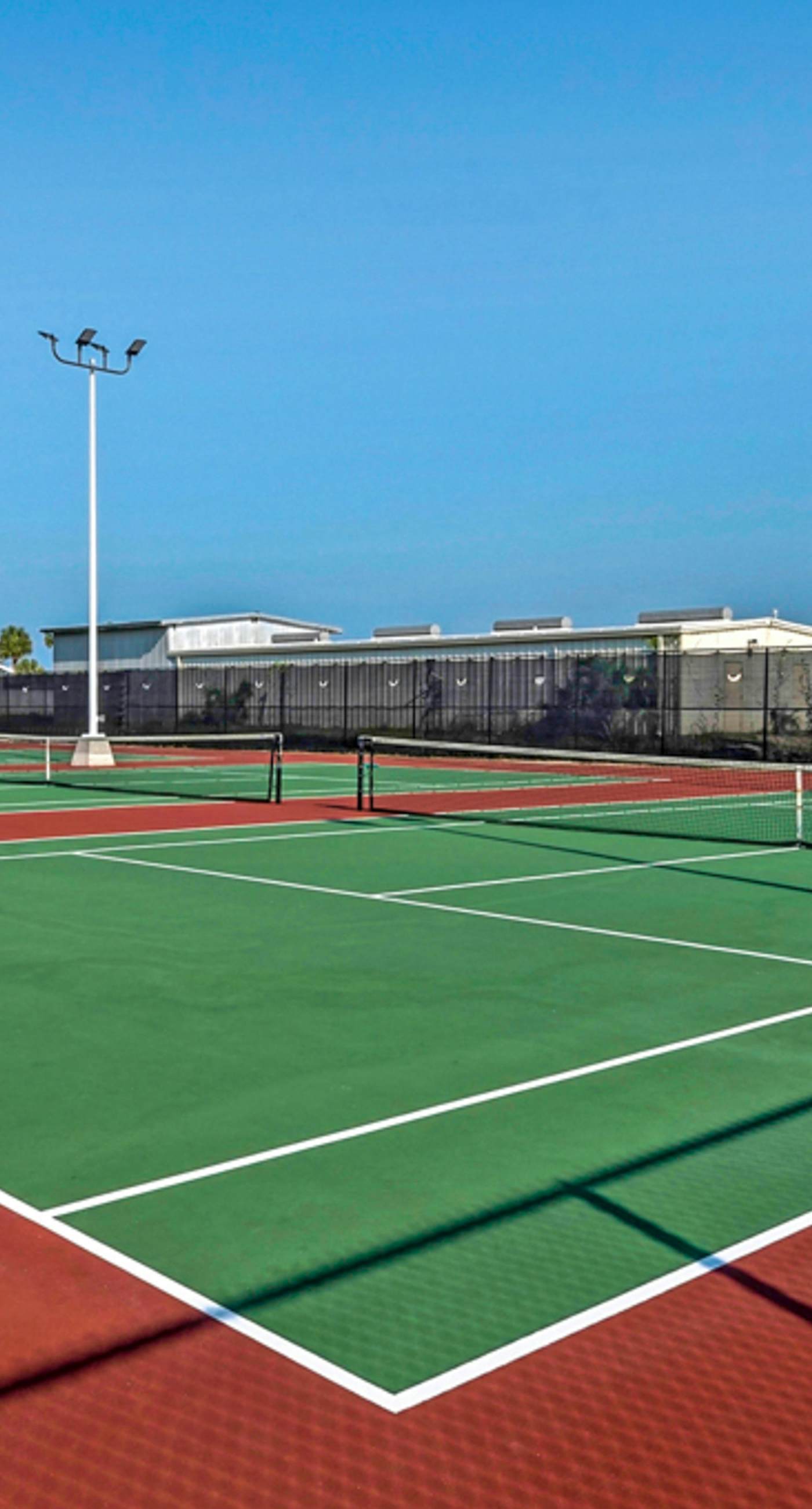 Beautiful Pinnacle Port condo with pools & basketball court right next to beach