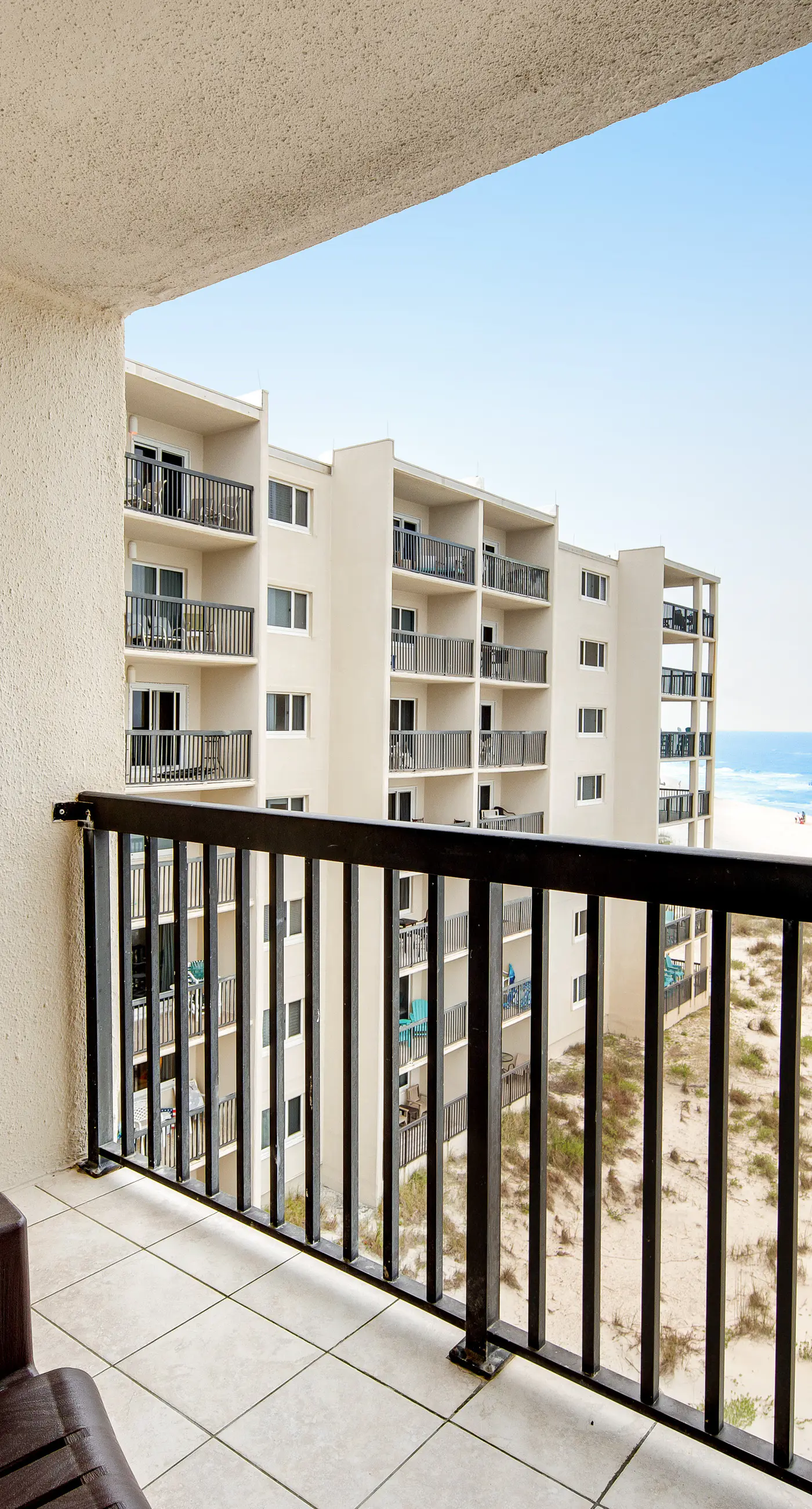 Secluded beach escape with panoramic Gulf view, tennis courts, balcony & W/D