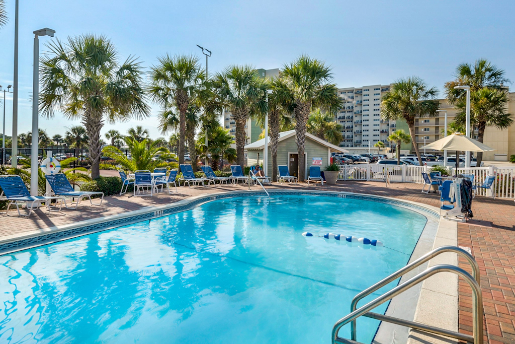Secluded beach escape with panoramic Gulf view, tennis courts, balcony & laundry!